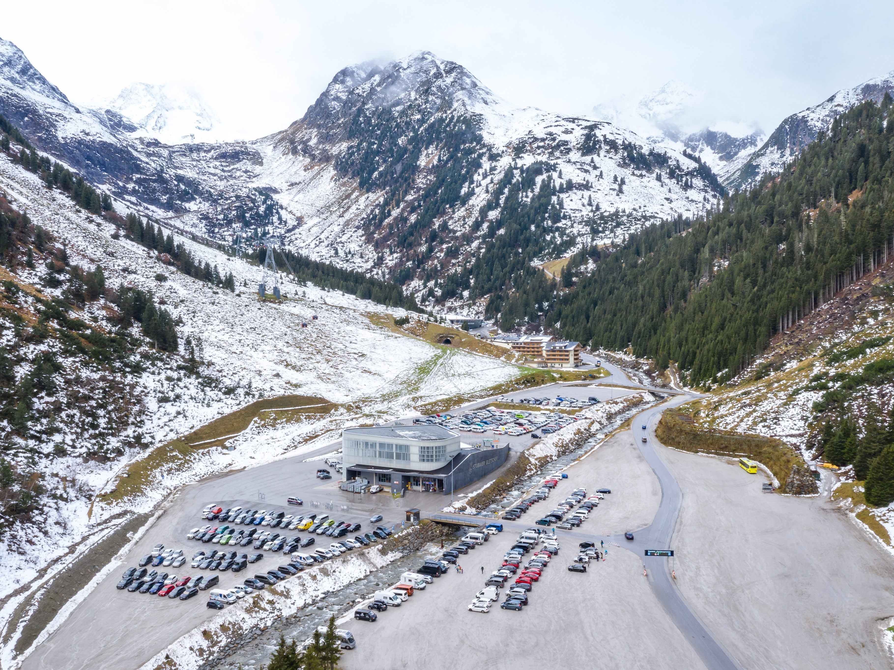 Die Talstation der Stubaier Gletscherbahn in Neustfit im Stubaital.