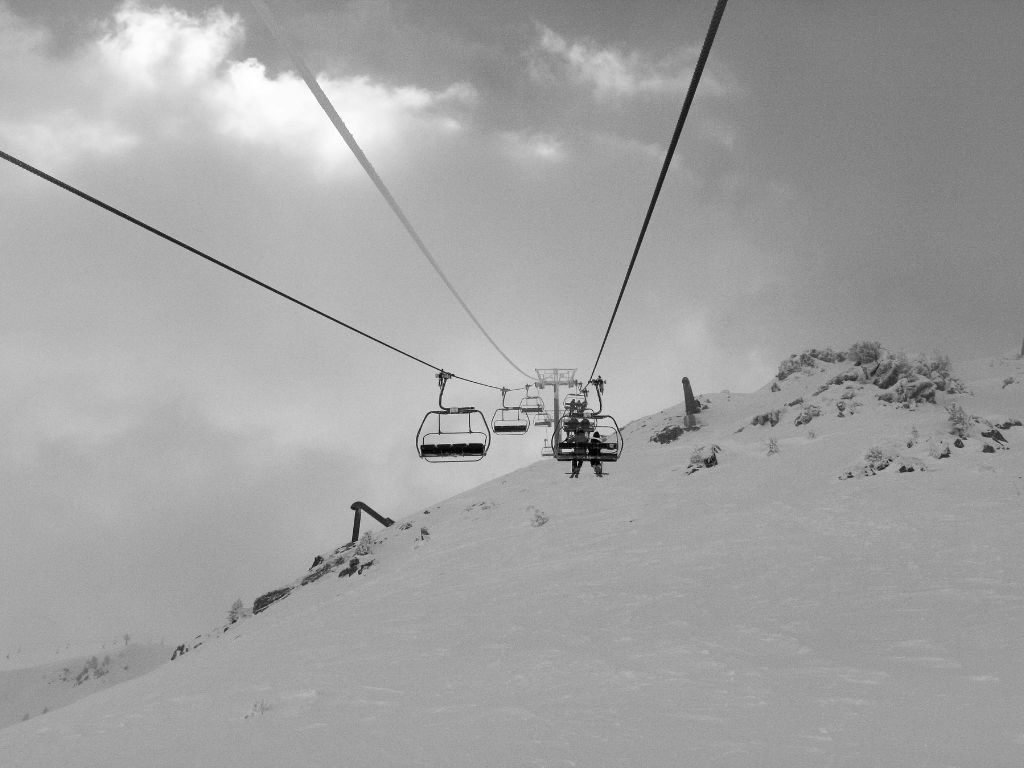 Alpine Rettungskette greift: Frau nach Abfahrt trotz Sperre gerettet.