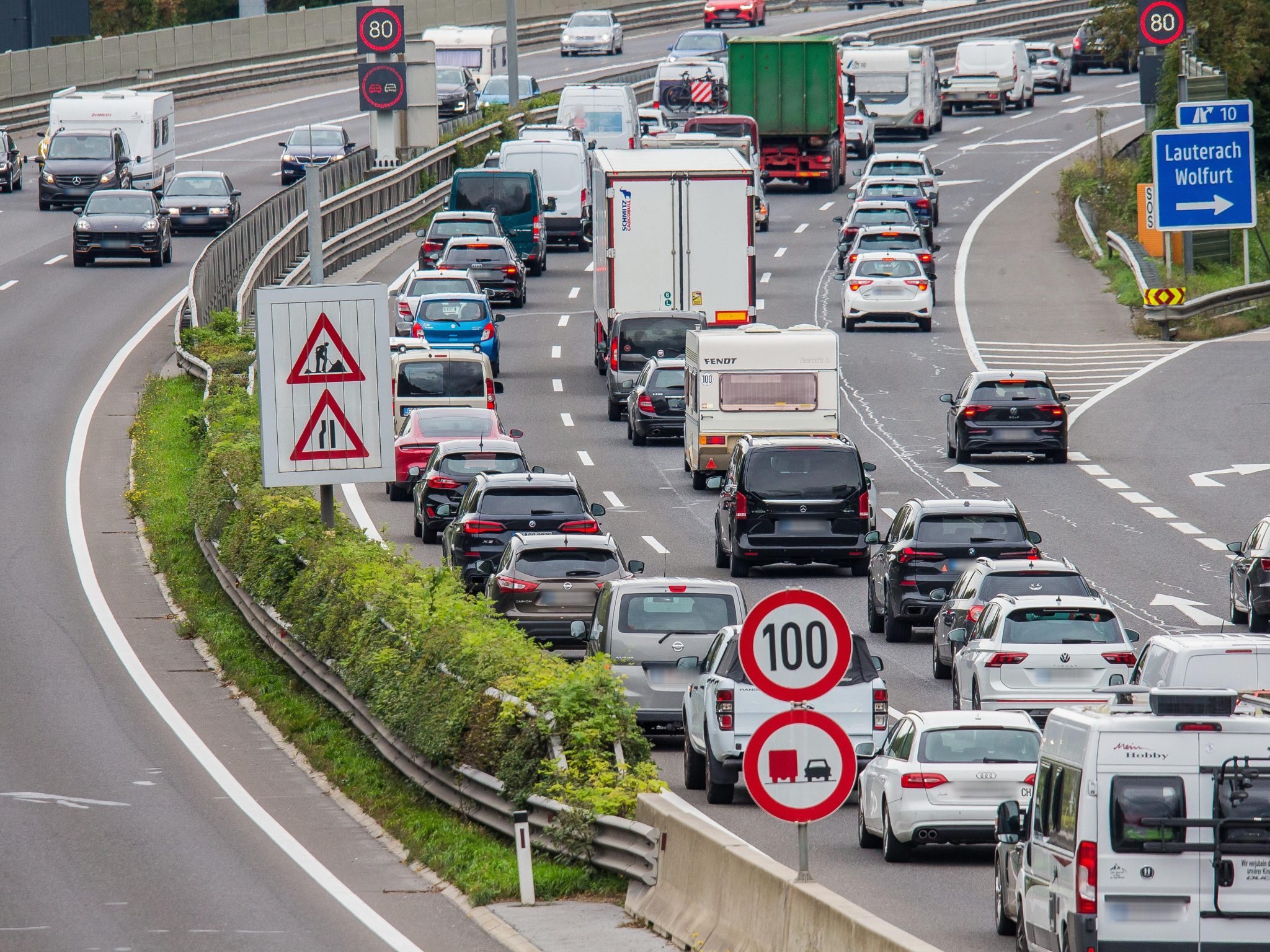 Vorarlberg zählt 225.915 Autos. Der Diesel-Anteil sinkt, E- und Hybridautos legen stark zu. Alle Zahlen 2025 im Überblick.