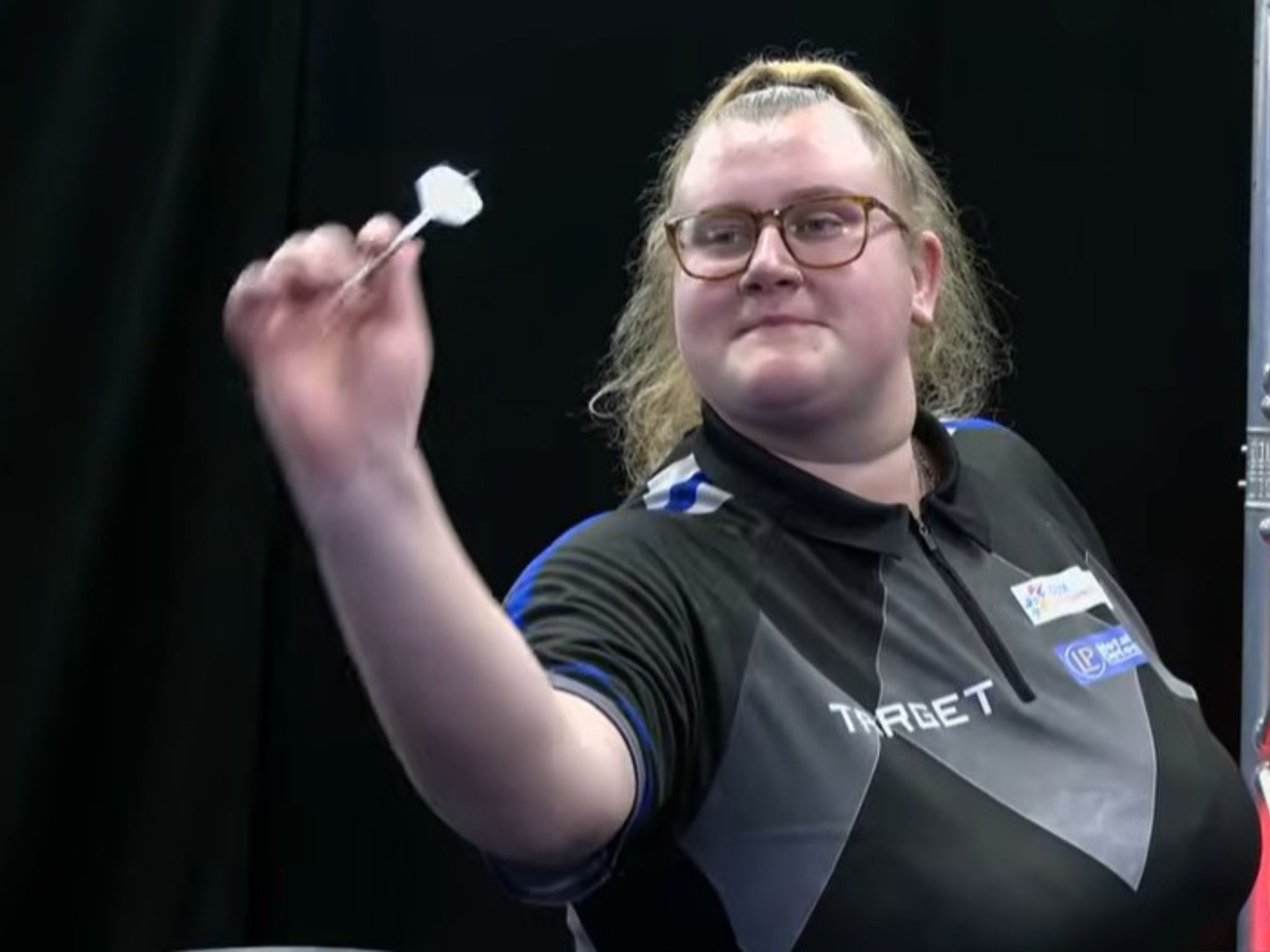 Die Engländerin Beau Greaves hat als erste Frau in einem Event der PDC-ProTour einen sogenannten Neun-Darter geworfen und damit Darts-Geschichte geschrieben.
