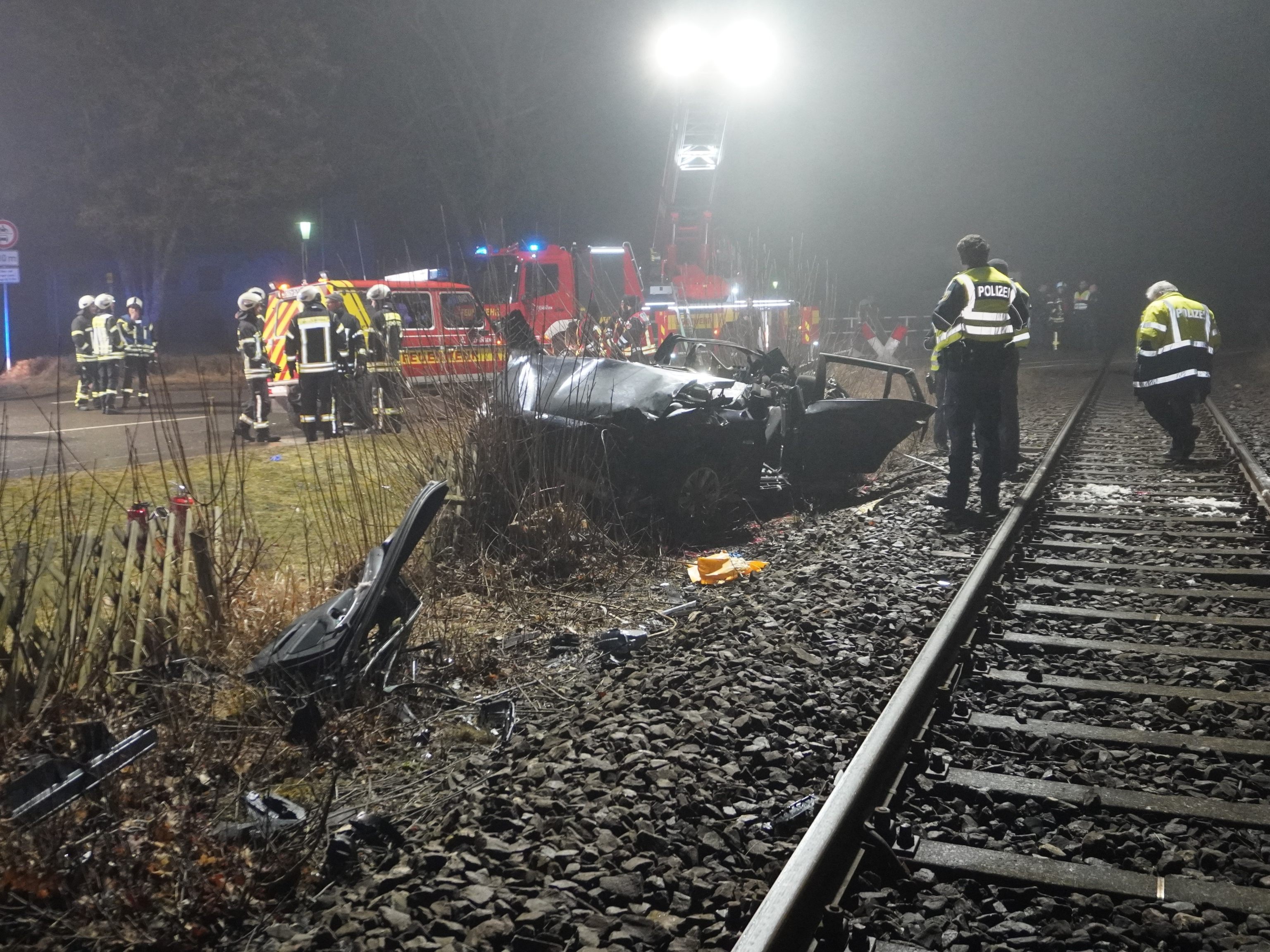 Ein 23-jähriger Autofahrer wurde an einem Bahnübergang von einem Zug erfasst und getötet.
