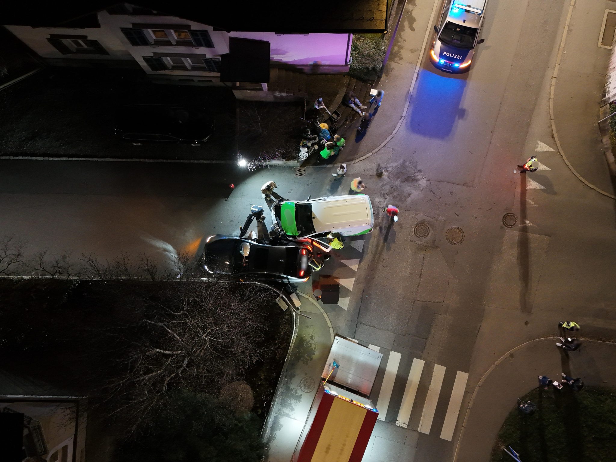 Crash in Dornbirn: Zwei Autos nach Kollision schwer beschädigt.
