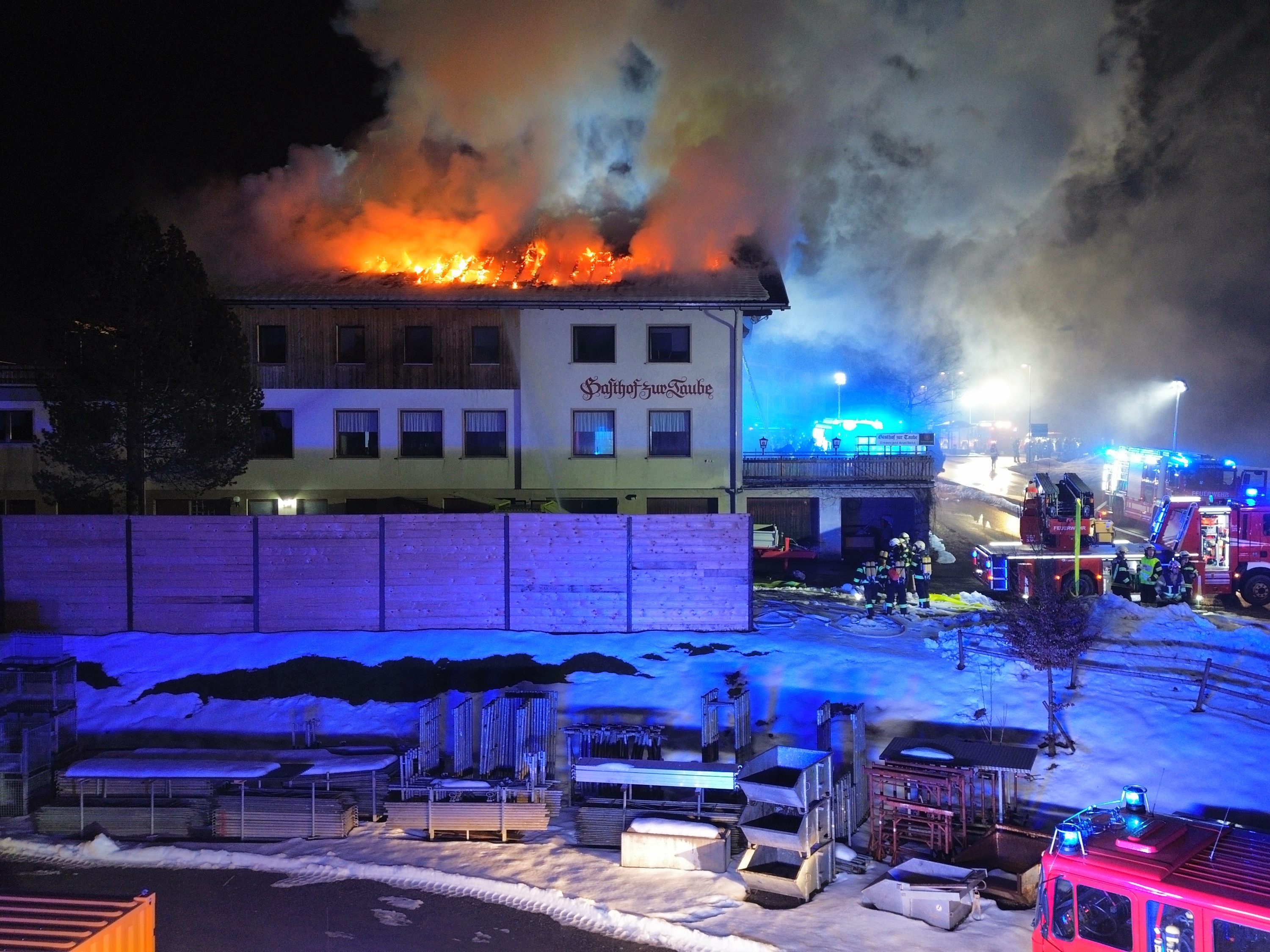 Rund 170 Feuerwehrleute aus Vorarlberg und Deutschland standen in der Nacht auf Dienstag bei einem Dachstuhlbrand in Sulzberg-Thal im Großeinsatz.