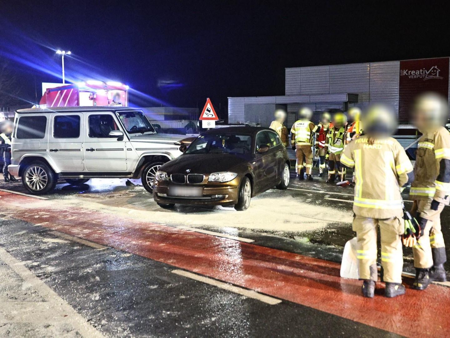 Am Freitagabend sind auf der Rheinstraße in Hard drei Pkw zusammengestoßen
