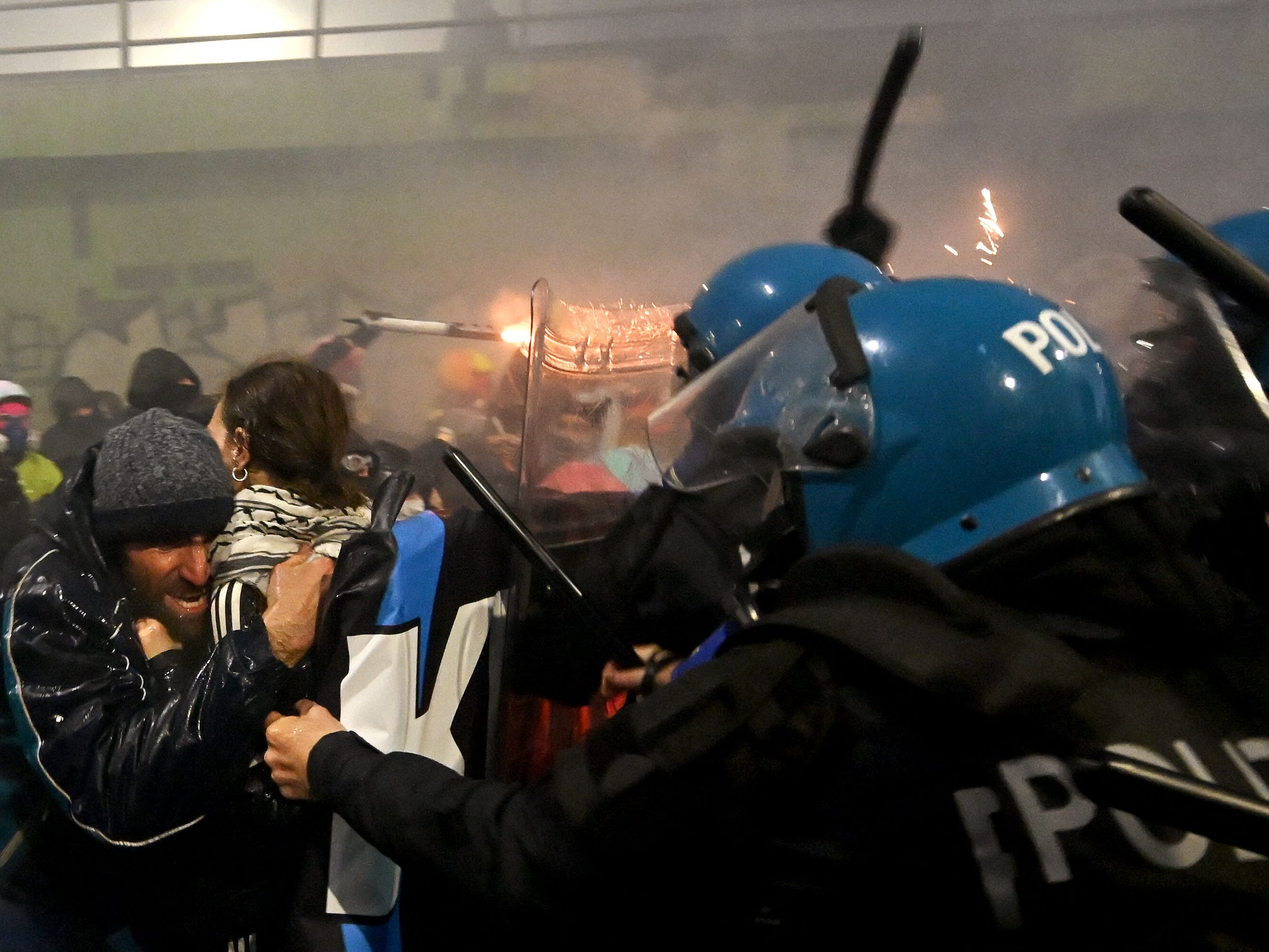 Ausschreitungen bei Olympia-Protest in Mailand: Polizei greift ein.