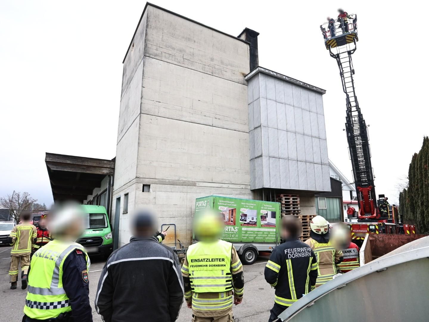 Starke Rauchentwicklung aus einem Kamin alarmierte am Dienstagvormittag die Feuerwehr Dornbirn.