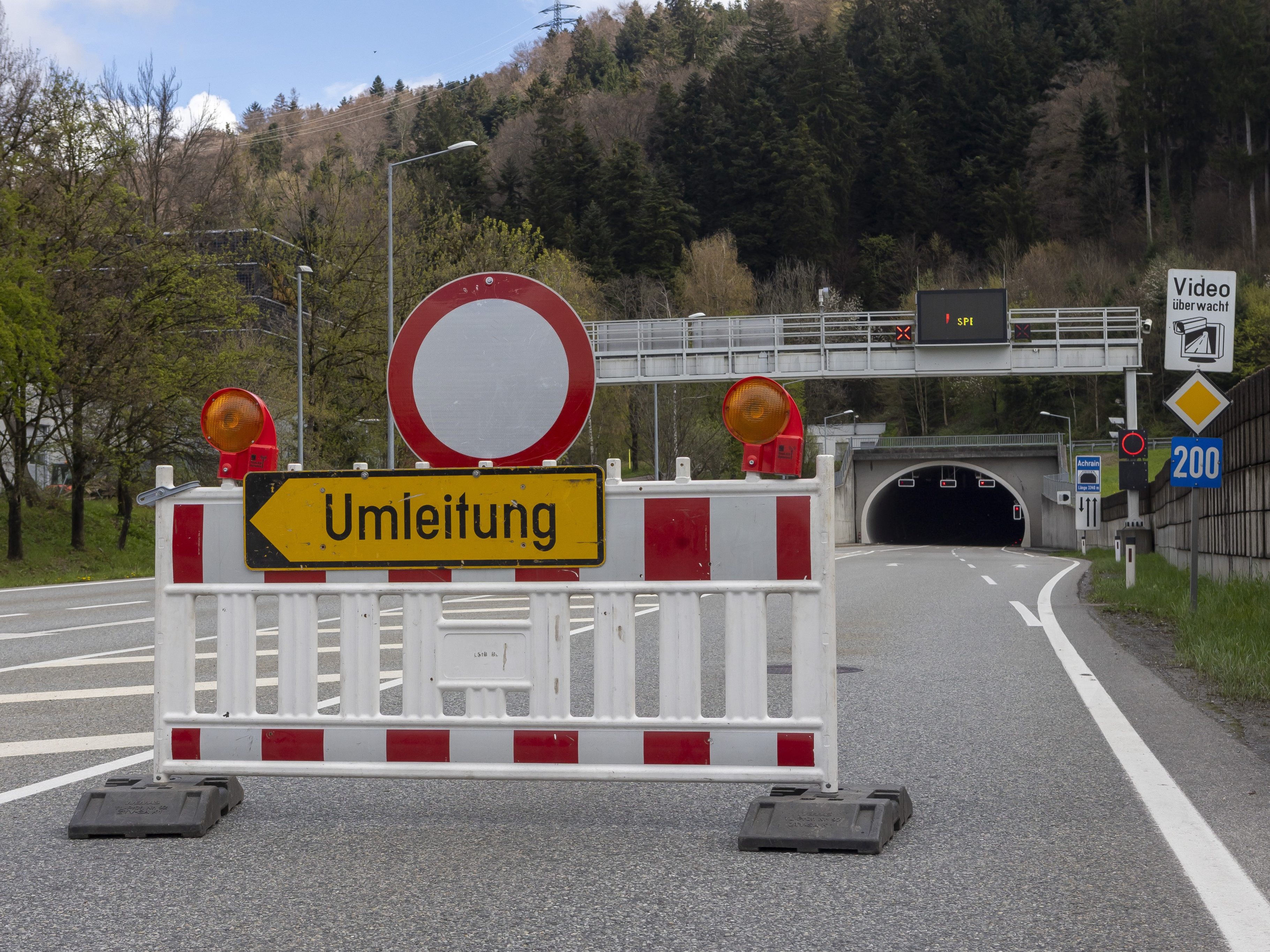 Wegen Wartungsarbeiten wird der Achraintunnel zwischen Februar und Ende Oktober an rund 15 Nächten gesperrt.
