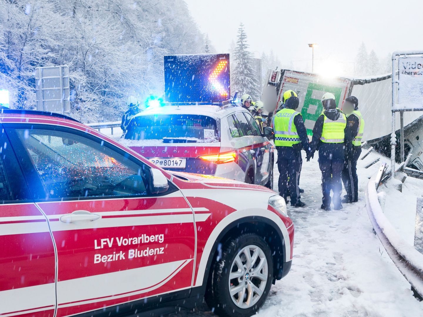 Polizei und Feuerwehr standen bei dem Unfall im Einsatz.