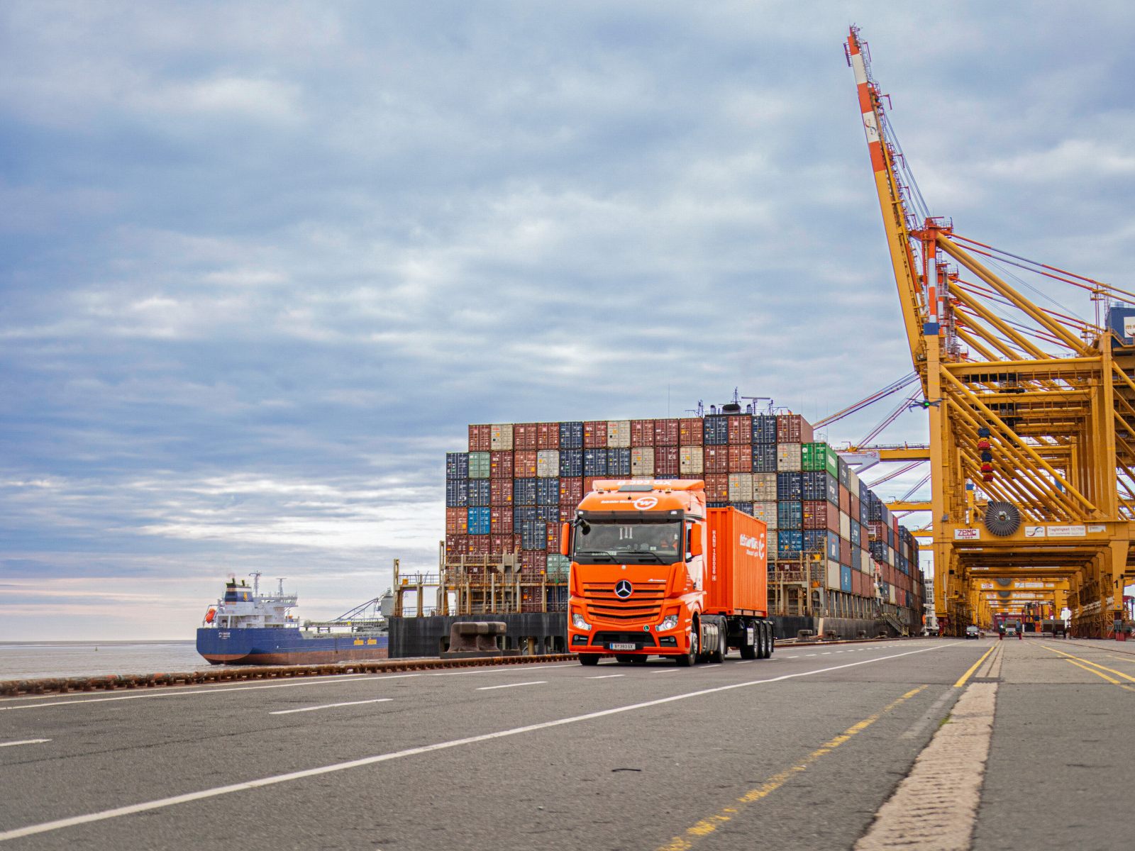 Der Vorarlberger Logistiker Gebrüder Weiss rechnet wegen des Iran-Kriegs mit Lieferverzögerungen, Kapazitätsengpässen und steigenden Transportkosten auf See- und Luftfrachtrouten.