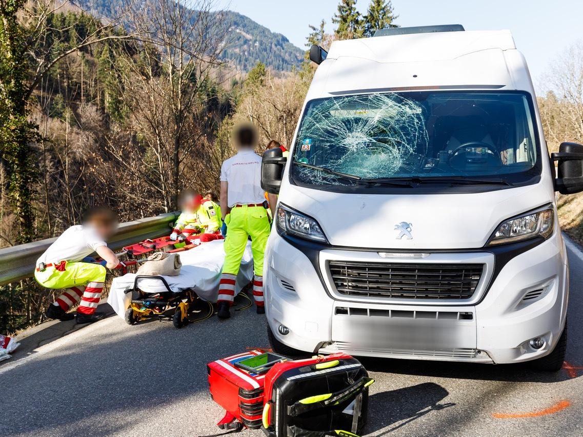 Bei einem Unfall mit einem Wohnmobil ist ein Fußgänger verletzt worden.