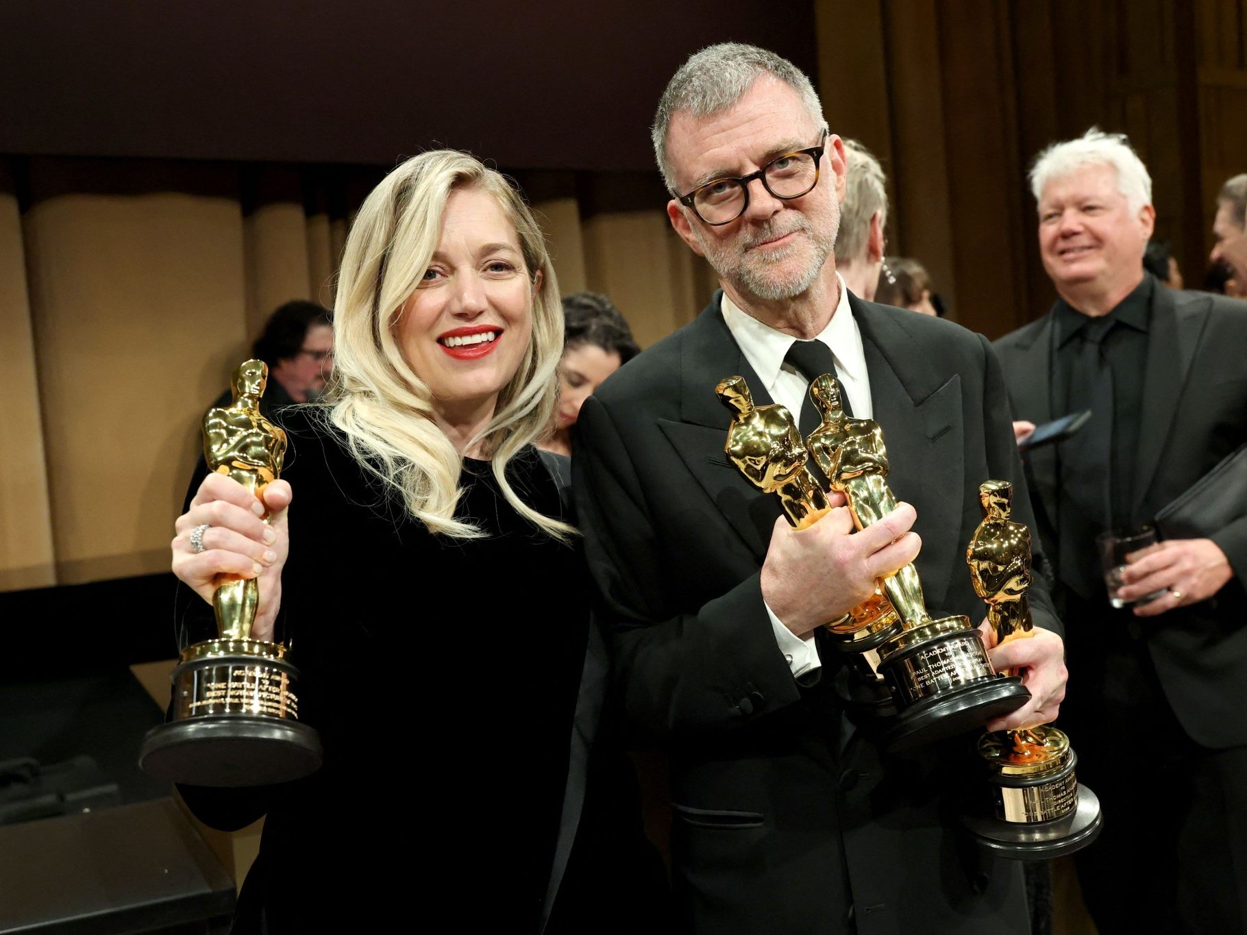Großer Moment bei den Oscars: Sara Murphy und Paul Thomas Anderson mit dem Preis für den besten Film "One Battle After Another".