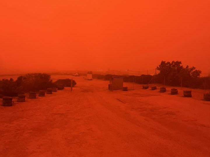 Ein Zyklon färbte den Himmel über West-Australien rot.
