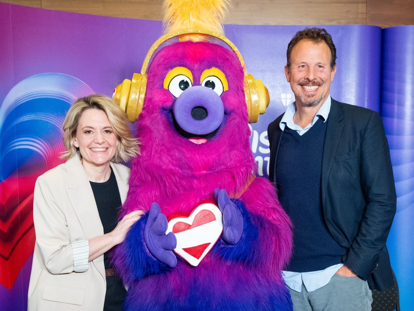Programmdirektorin Stefanie Groiss-Horowitz und ESC-Executive-Producer Michael Krön mit Auri.