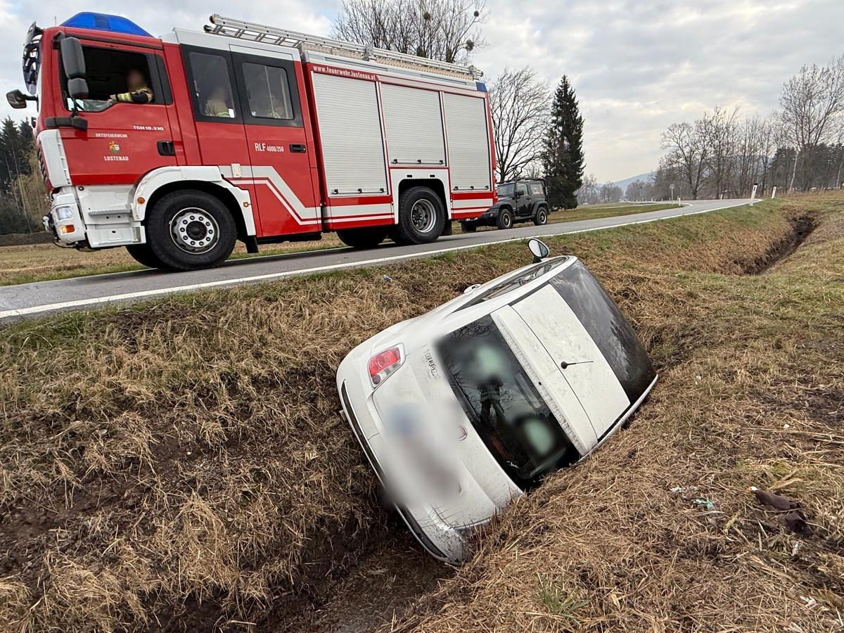 Die Frau kam aus bislang ungeklärter Ursache von der Fahrbahn ab und landete mit ihrem Auto im Graben.