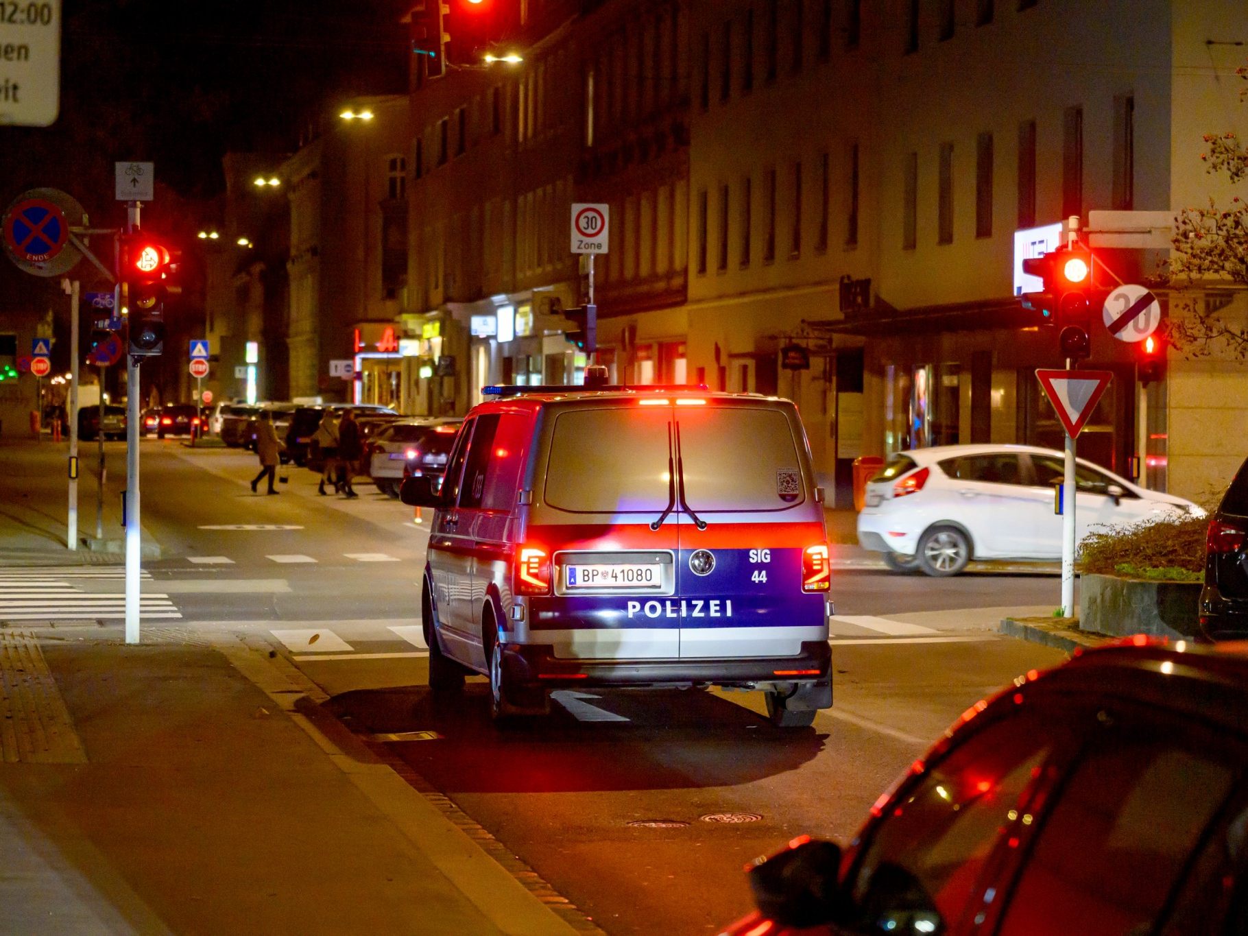 Die Polizei in der Nähe des Tatortes.