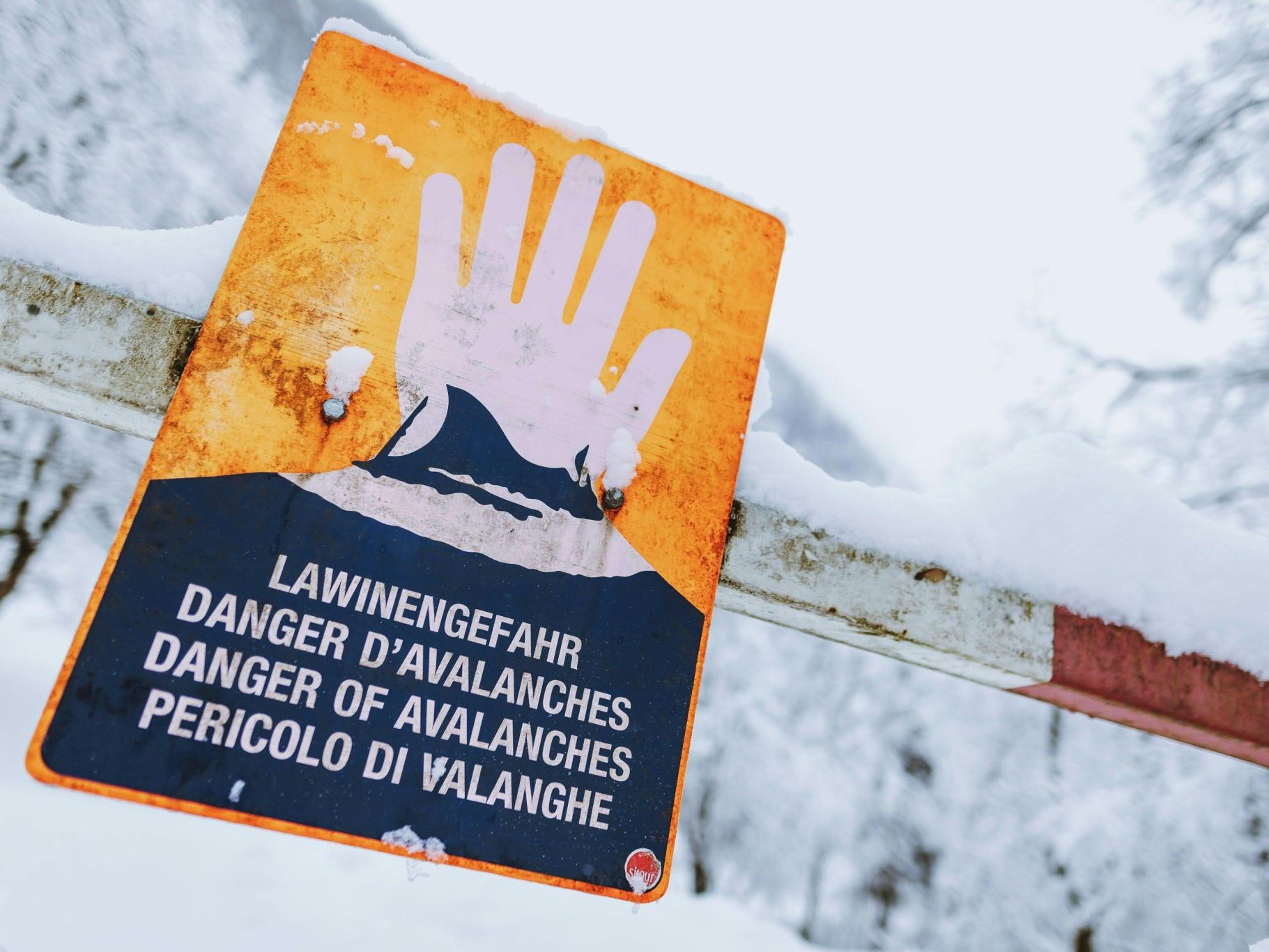 In den Bergen fielen bis zu 70 Zentimeter Neuschnee, die Lawinengefahr stieg auf Stufe vier.