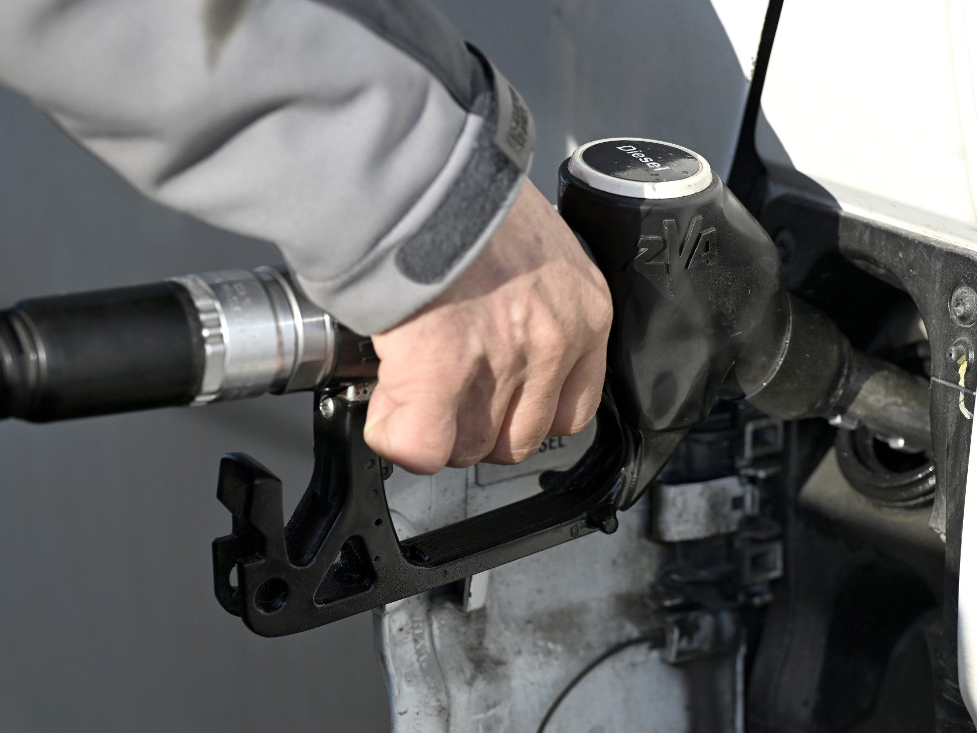 Kurz vor Inkraftreten der Spritpreisbremse ziehen die Kosten an der Zapfsäule noch einmal an: Diesel kostet in Vorarlberg jetzt im Schnitt 2,20 Euro.