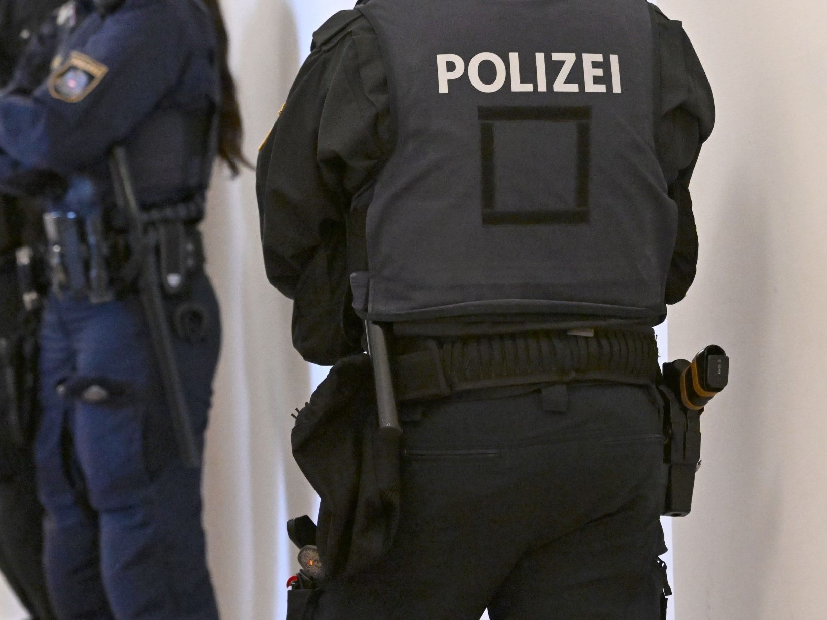 Am Donnerstag ist es gegen 17 Uhr am Sparkassenplatz in Dornbirn zu einem Raub gekommen, bei dem ein 26-Jähriger bewusstlos geschlagen wurde. Zwei Männer im Alter von 25 und 26 Jahren stehen im Verdacht, dem Mann dessen Mobiltelefon sowie eine Packung Zigaretten abgenommen zu haben. Das Opfer wurde verletzt ins Krankenhaus eingeliefert.