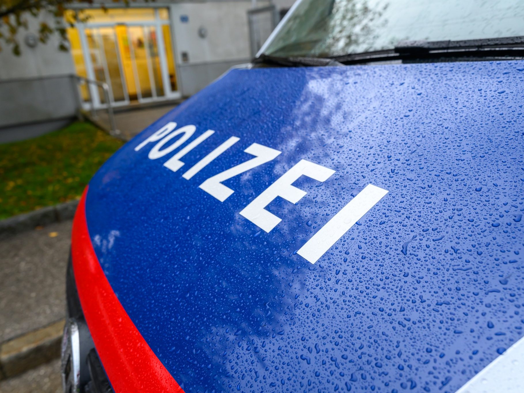 Ein Mann hat am Montag im Bezirk Oberwart auf seine Ehefrau geschossen und dürfte anschließend versucht haben, sich selbst zu töten.