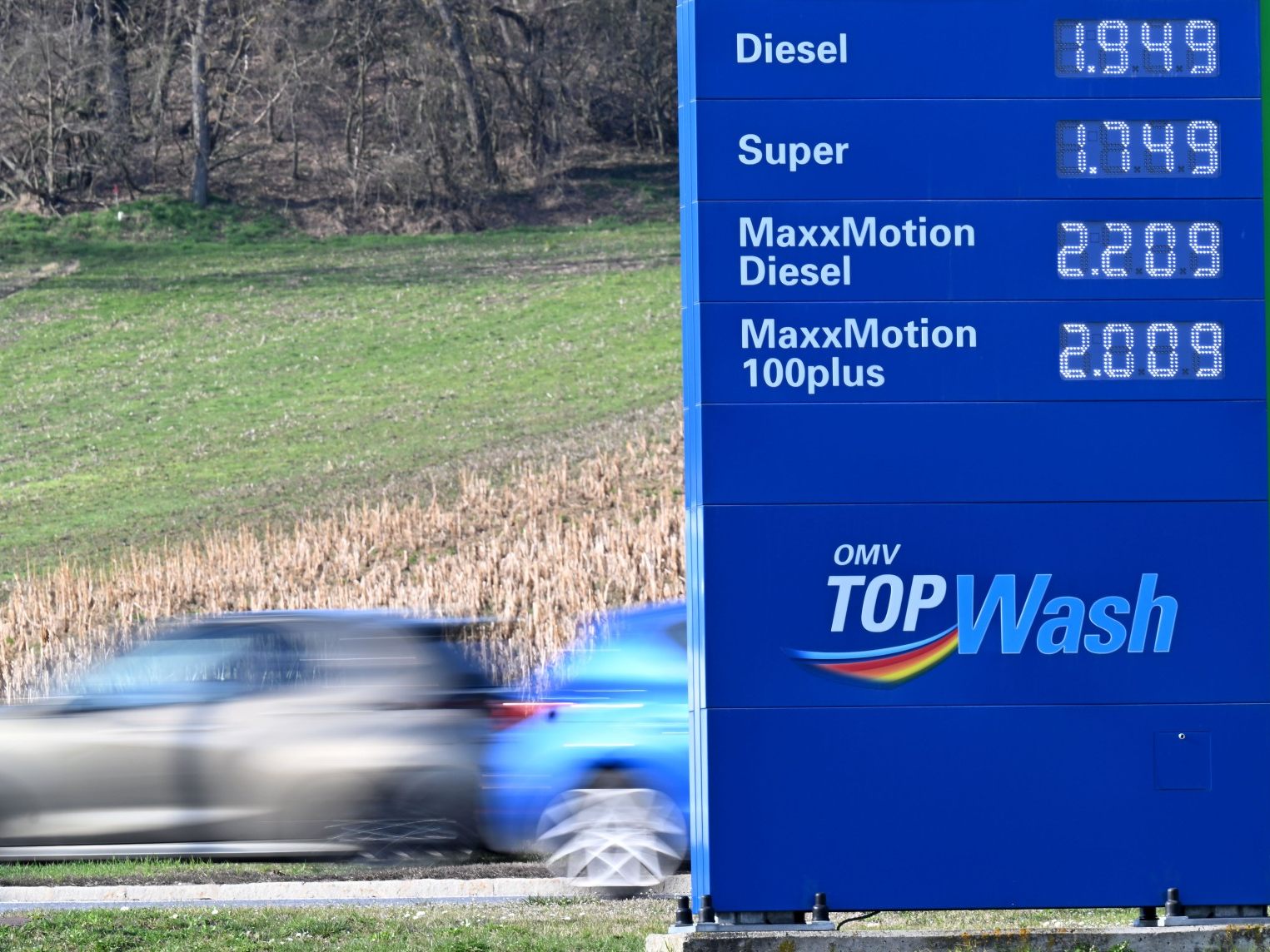 Die Bundesregierung plant weitere Maßnahmen gegen hohe Spritpreise.