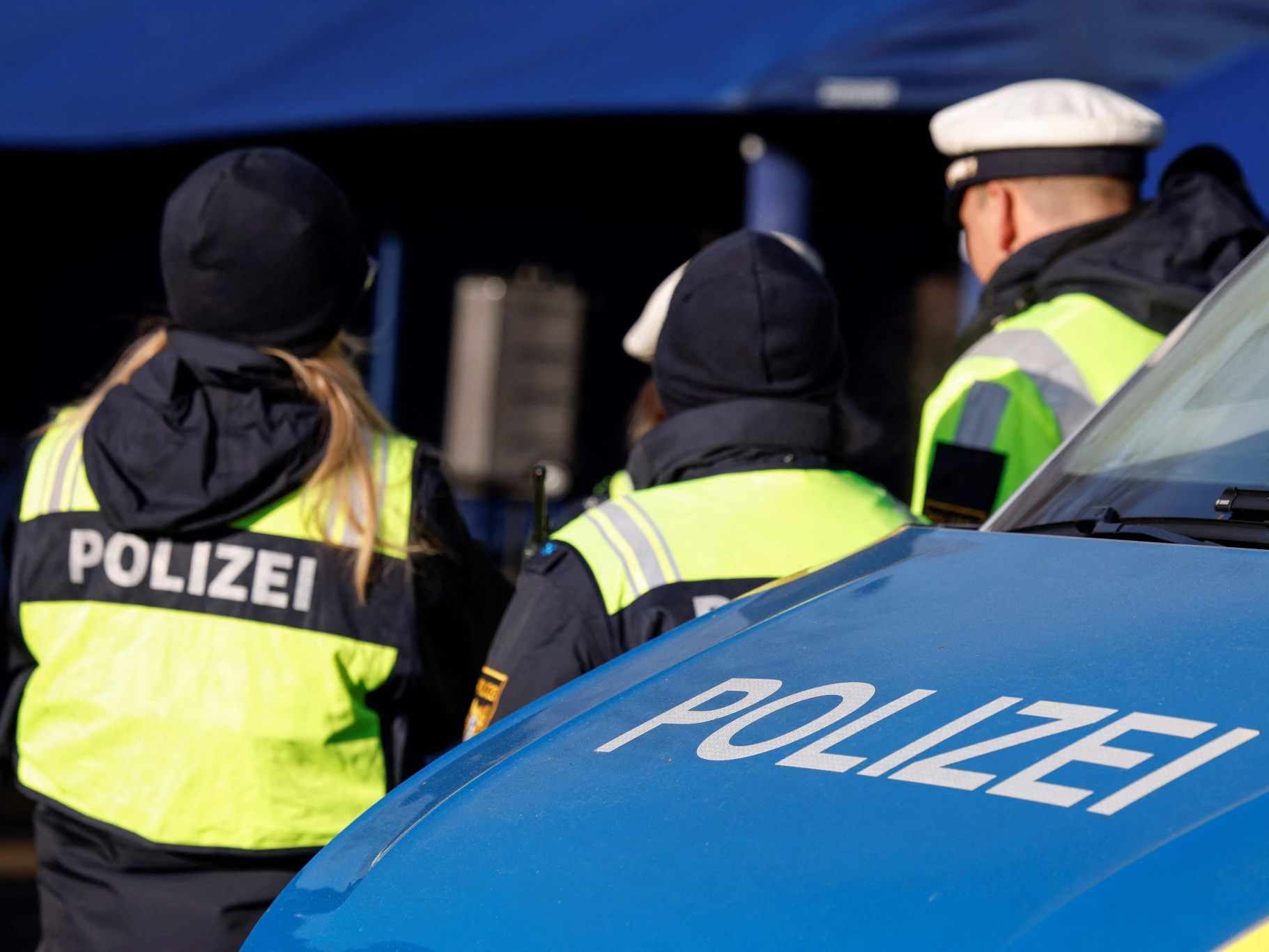 Die Polizei stoppte auf der A8 bei München einen 22-jährigen Vater, dessen vierjähriges Kind ungesichert auf seinem Schoß saß.
