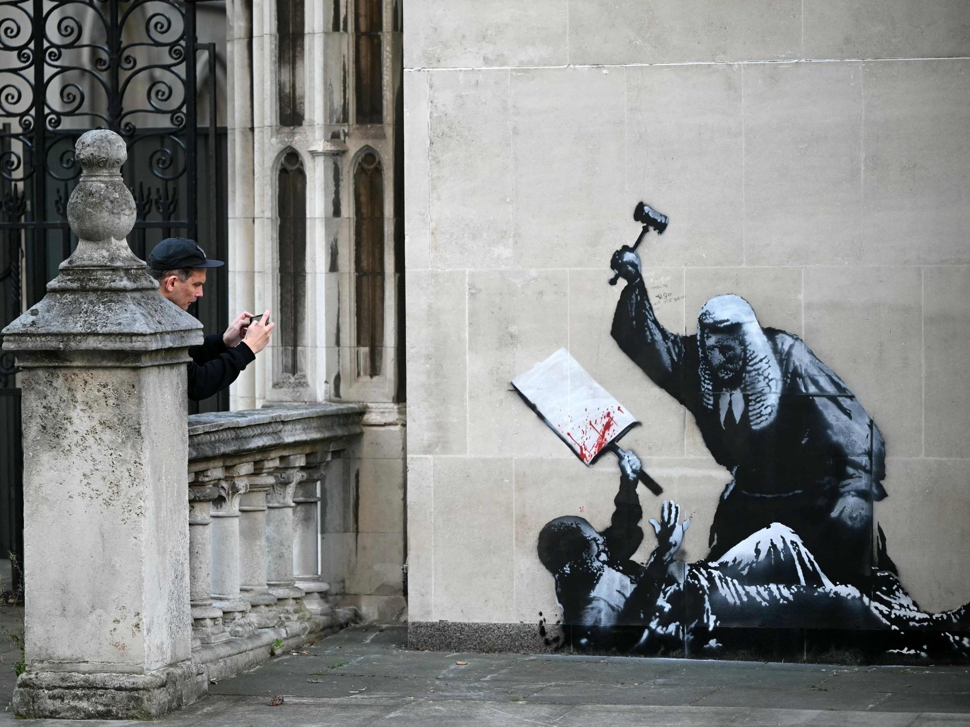 2025 sorgte Banksy mit einem Wandgemälde am Obersten Gericht von Großbritannien für Aufsehen.