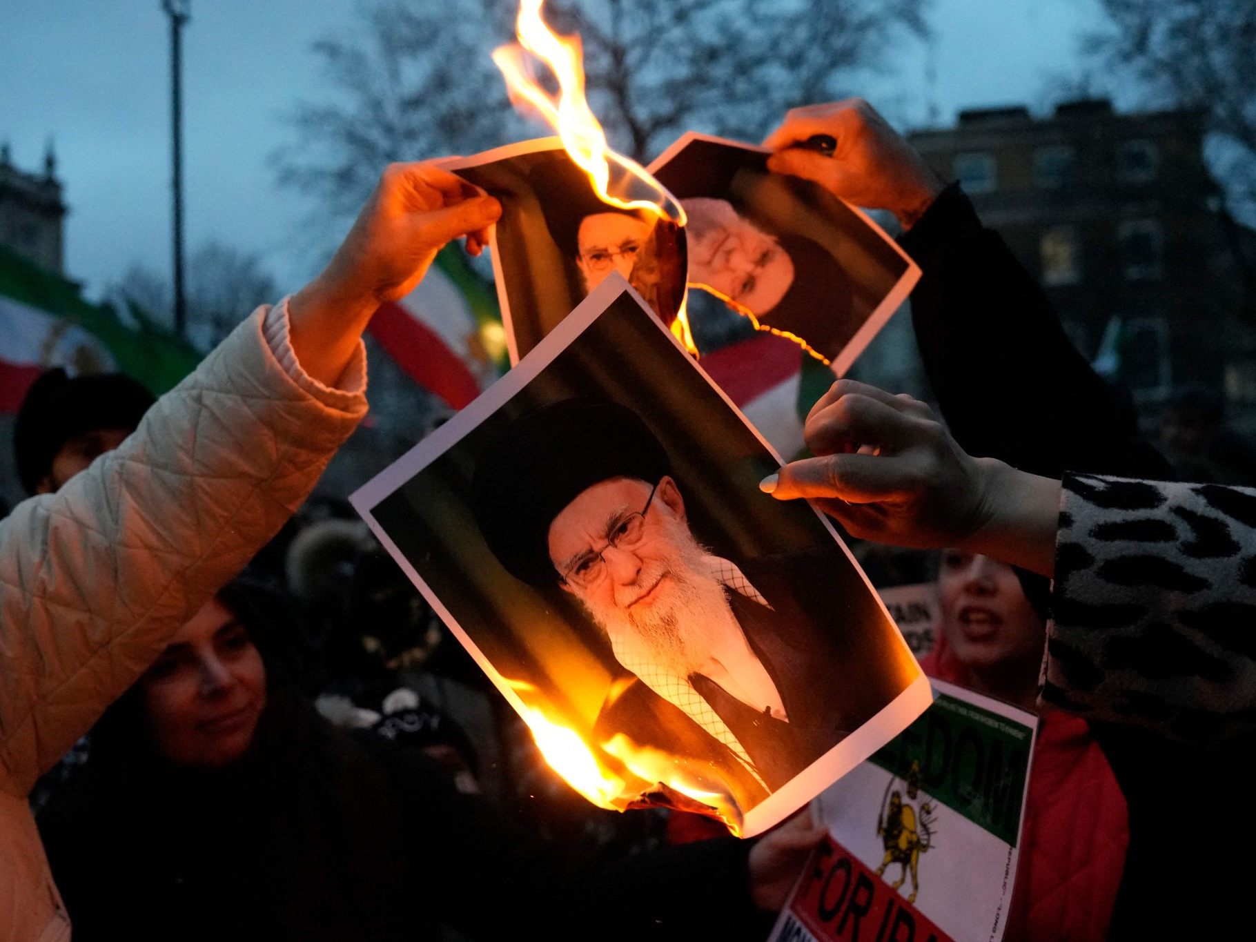 Die iranische Polizei droht Regimegegner mit Gewalt.