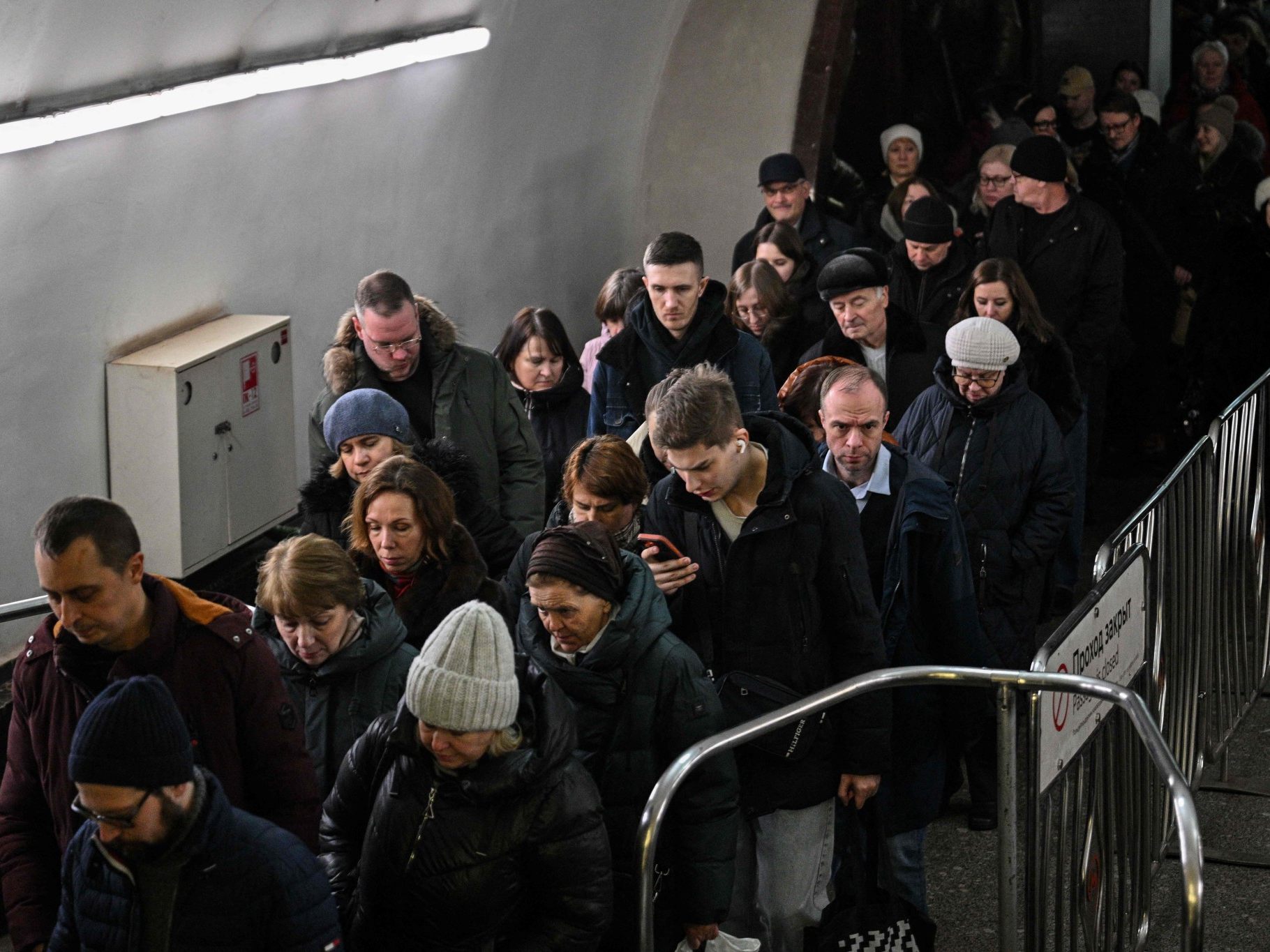 Fahrgäste in der Moskauer U-Bahn: Der Kreml hat die Einschränkungen des mobilen Internets in der Hauptstadt mit Sicherheitsgründen begründet.