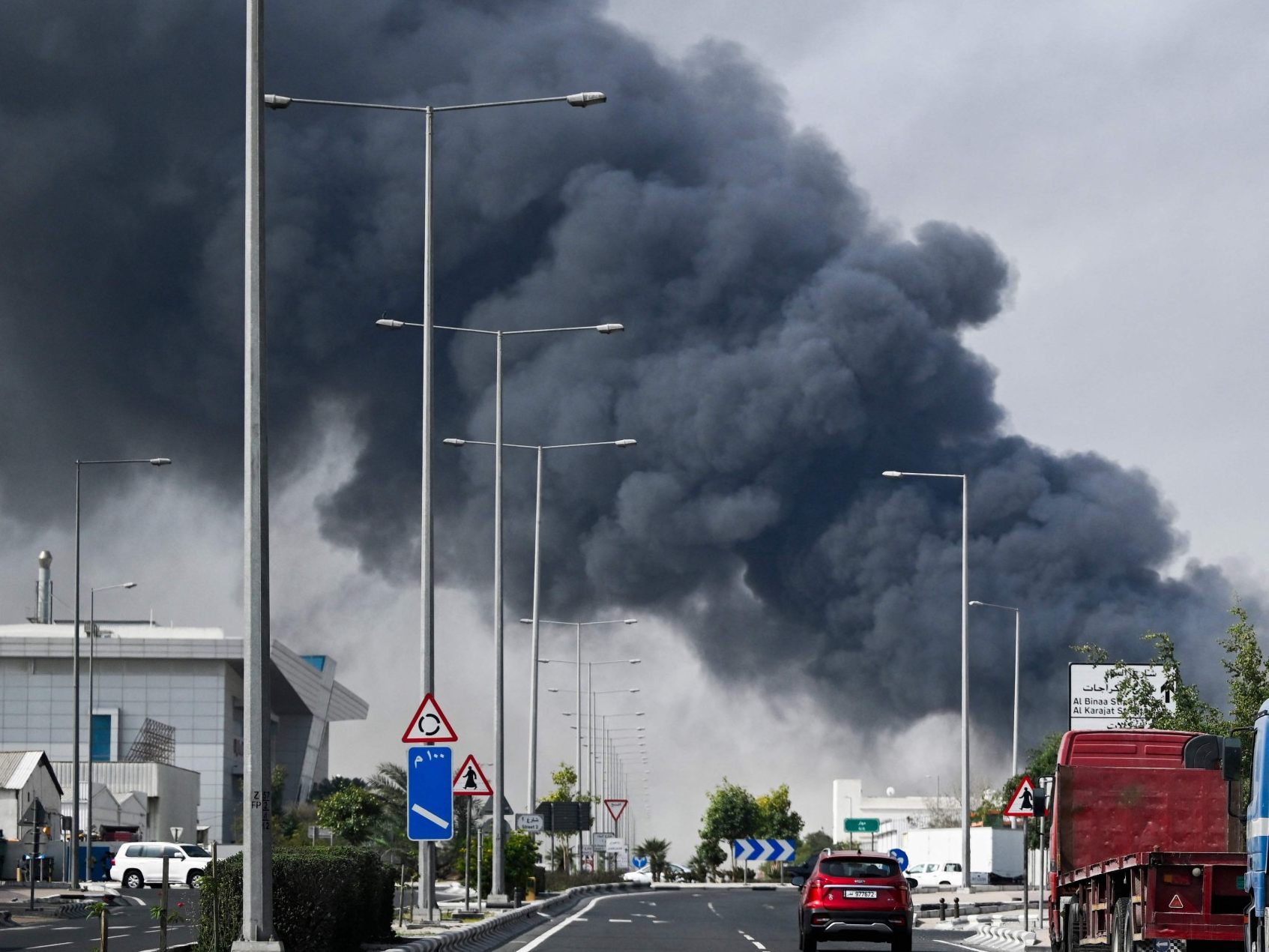 Rauch steigt nach einem gemeldeten iranischen Angriff im Industriegebiet von Doha am 1. März 2026 auf.