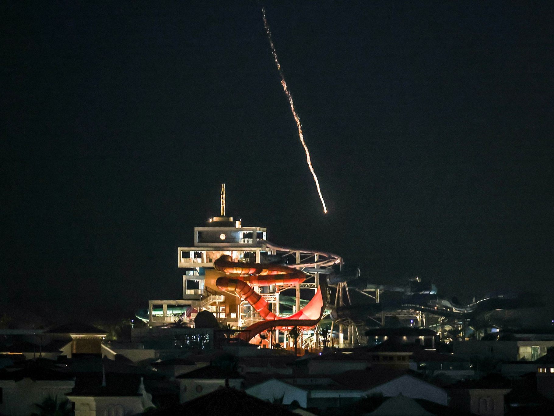 Hunderte Raketen und Drohnen treffen seit Samstag Kuwait, Katar und die Emirate. Doch trotz massiver Angriffe reagieren die Golfstaaten militärisch nicht.