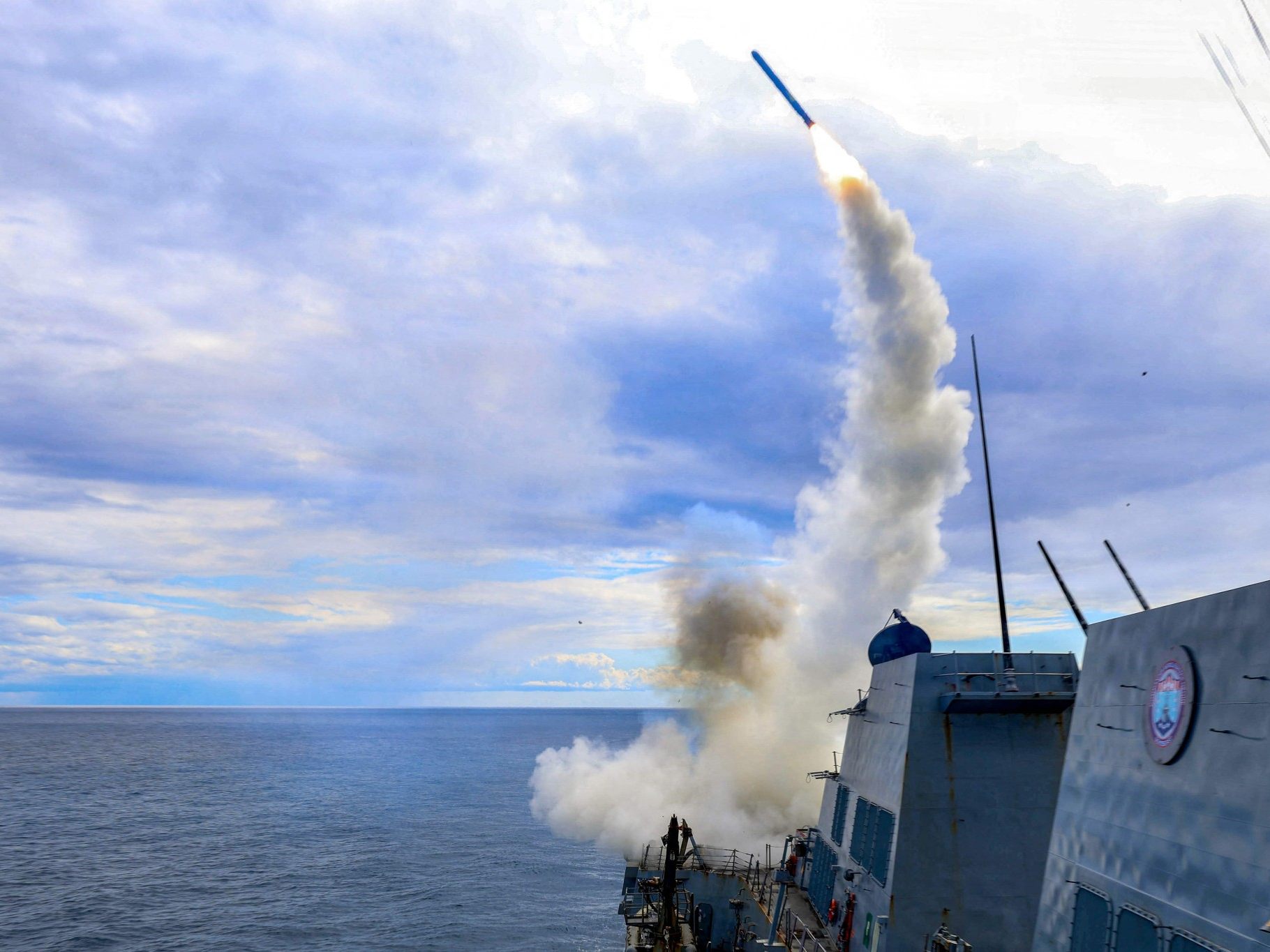 Dieses vom US-Zentralkommando veröffentlichte Handout-Foto der US Navy zeigt den Lenkwaffenzerstörer USS Thomas Hudner (DDG 116) der Arleigh-Burke-Klasse beim Abschuss einer Tomahawk-Marschflugkörper-Rakete zur Unterstützung der Operation "Epic Fury".