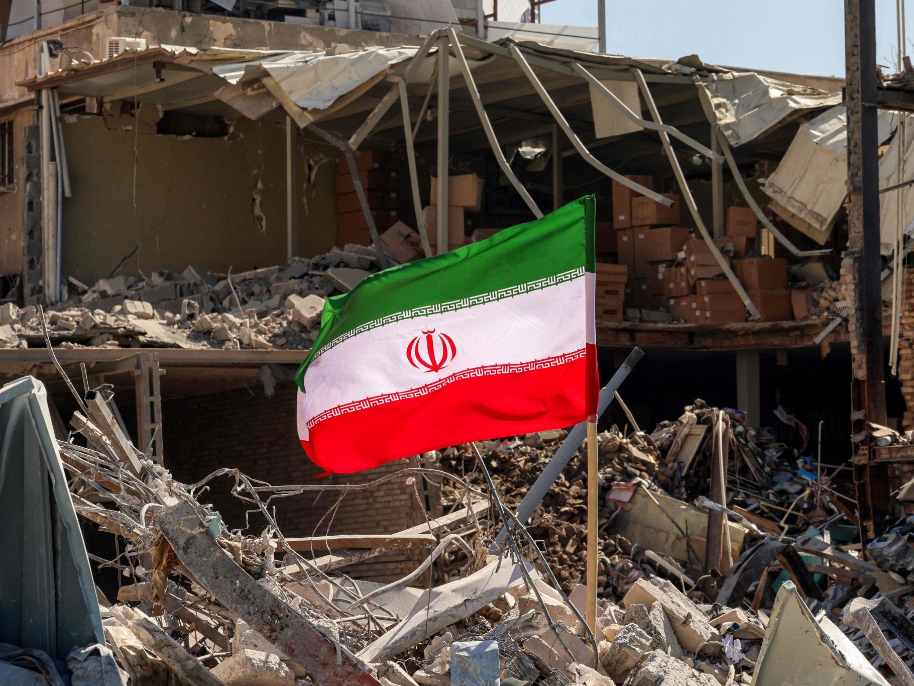Ein israelischer Militärschlag hat am Dienstag in Teheran das Gebäude des Nationalen Sicherheitsrats vollständig zerstört, in dem gerade über die Nachfolge des verstorbenen Ober-Mullahs Ali Chamenei beraten wurde.