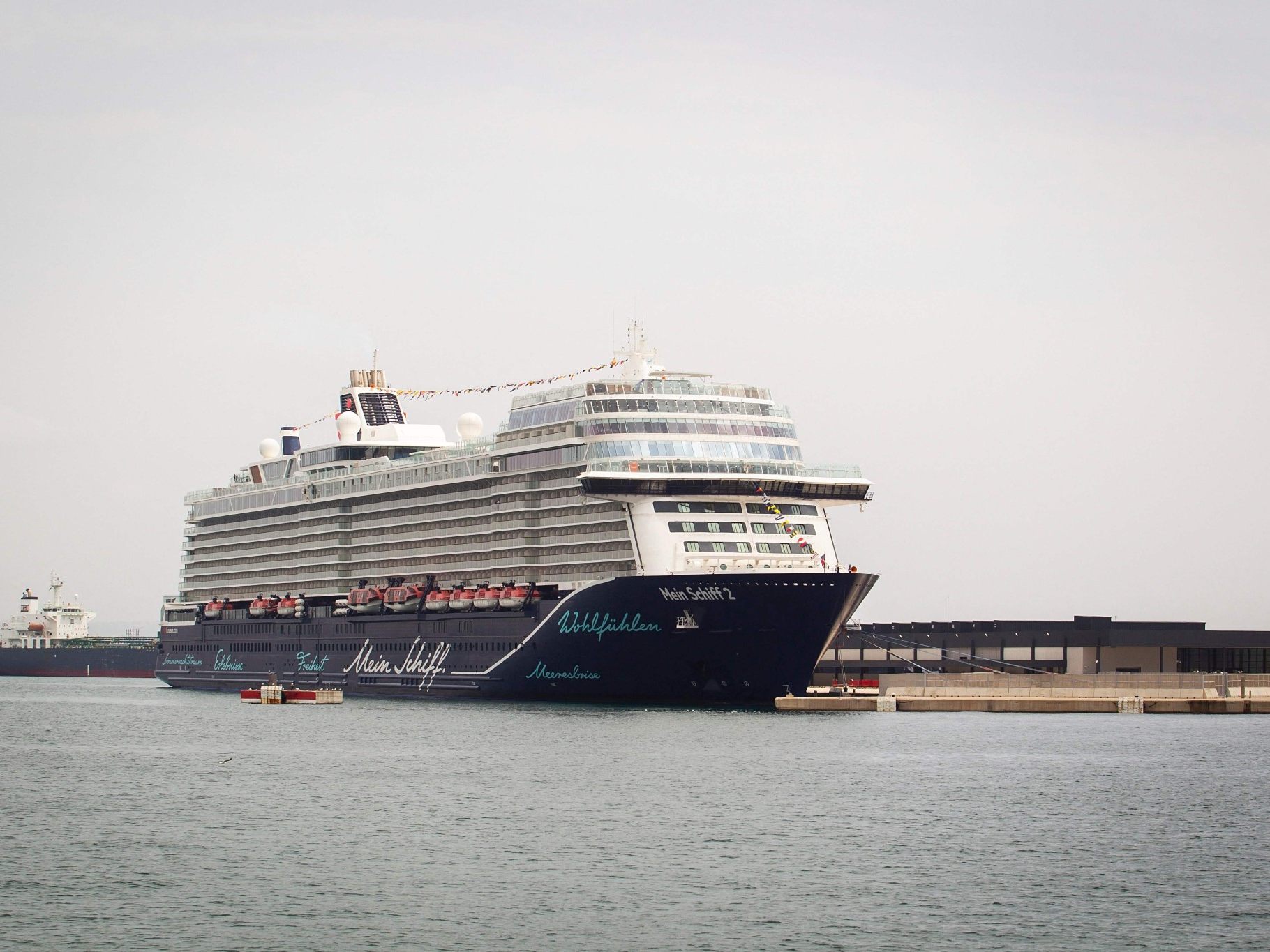 Rakete nahe der „Mein Schiff 4“ in Abu Dhabi eingeschlagen. 2.500 Passagiere an Bord, Abfahrten abgesagt.