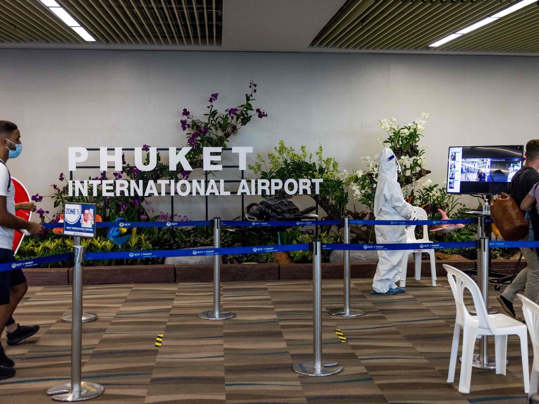Auch am Flughafen Phuket herrscht Chaos.