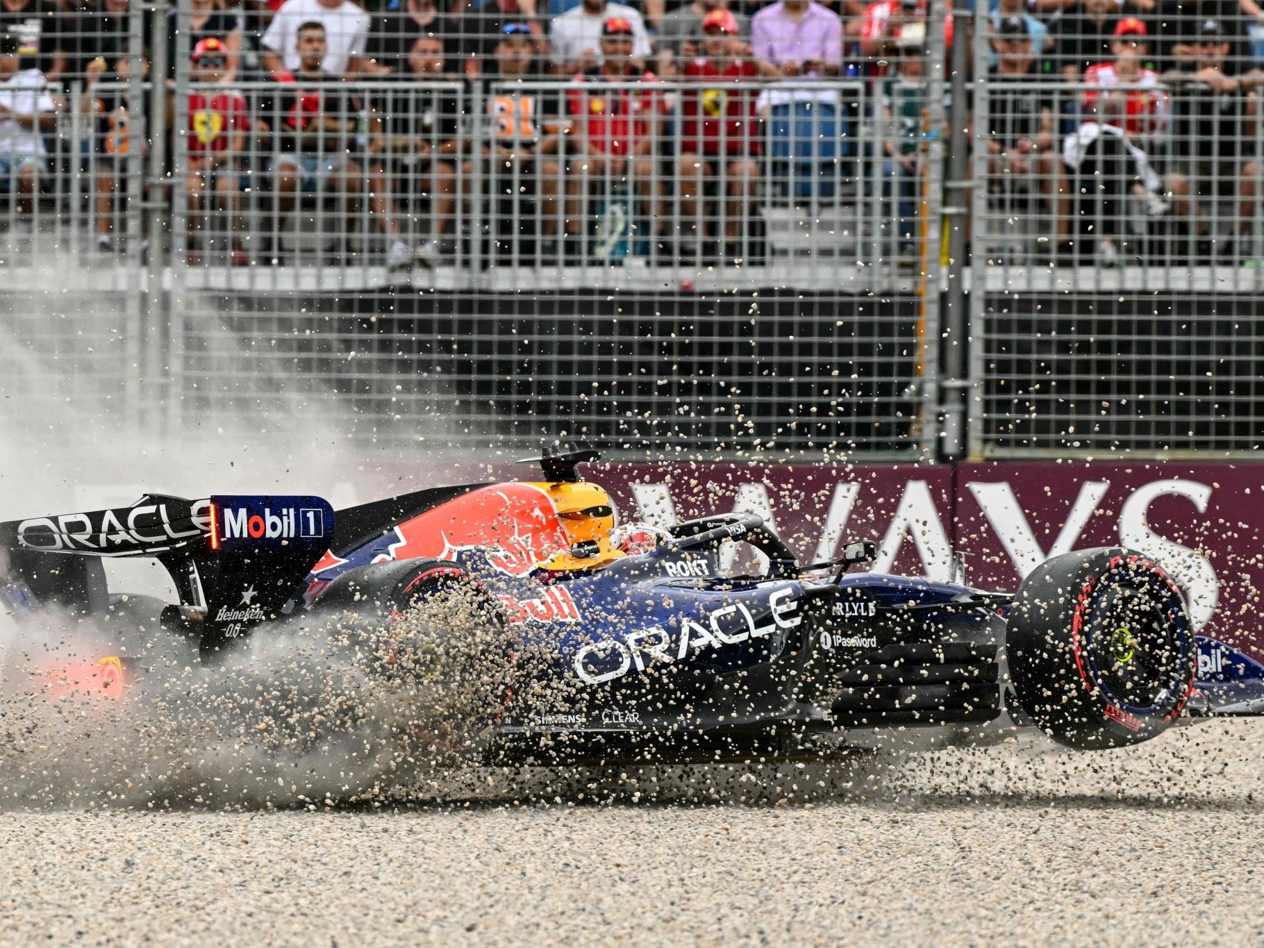Max Verstappen crasht im Qualifying in Melbourne.