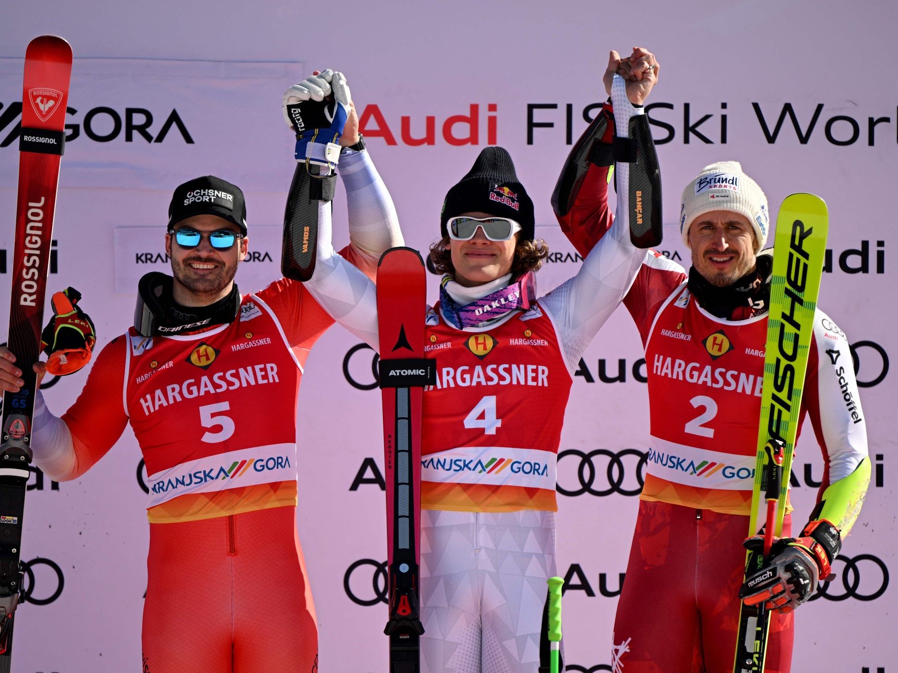 Lucas Pinheiro Braathen (BRA) gewinnt den Riesentorlauf in Kranjska Gora vor Loïc Meillard (SUI) und Stefan Brennsteiner (AUT).