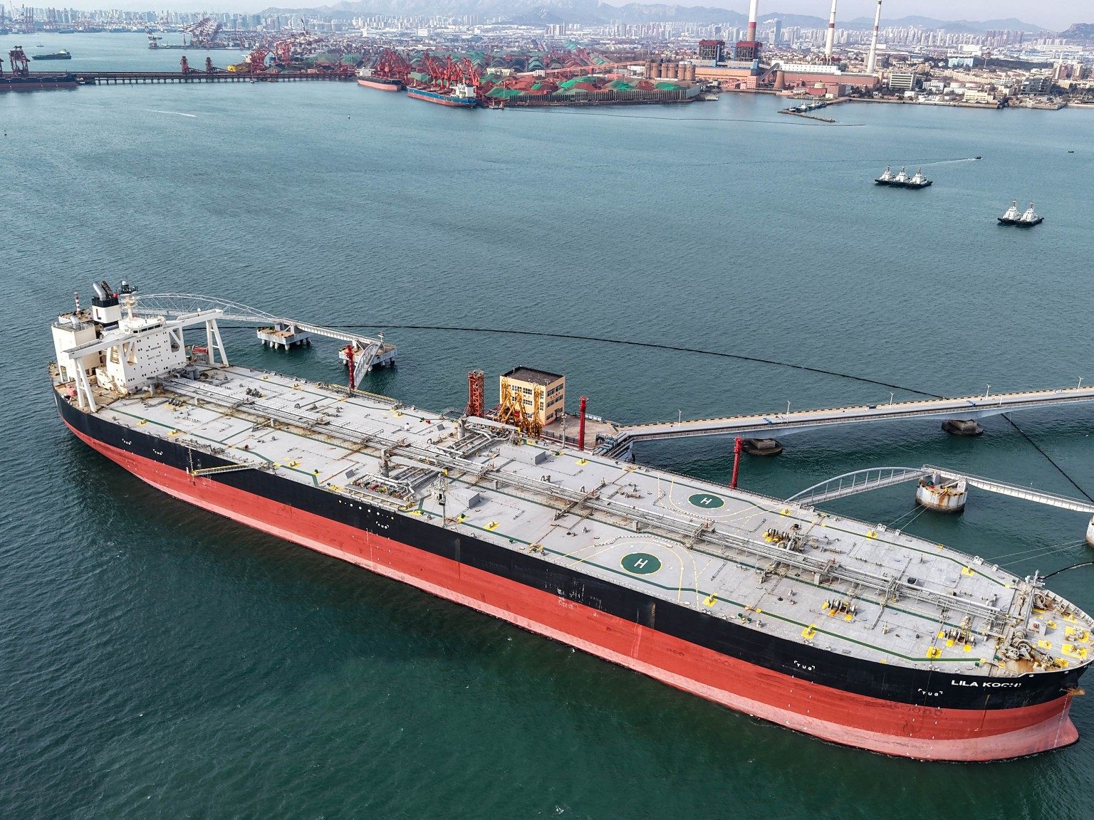 Ein Öltanker entlädt seine Fracht in einem chinesischen Hafen. In der Nacht zu Montag ist der Ölpreis kurzzeitig um rund 30 Prozent gestiegen.
