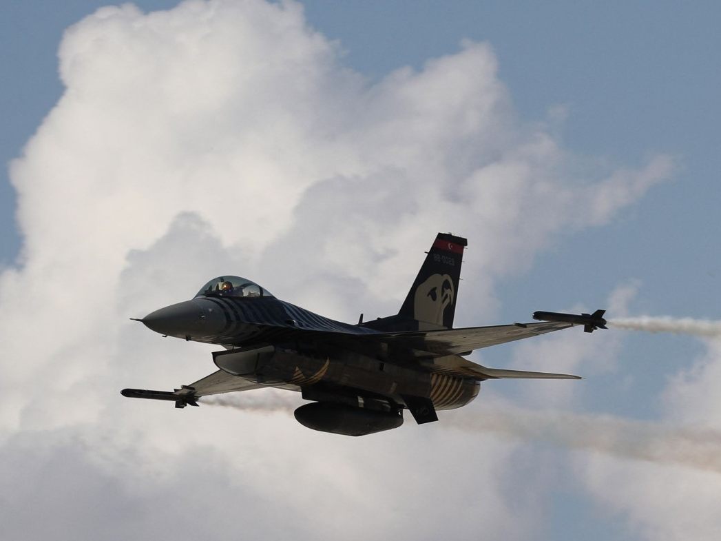 Eine F-16 der türkischen Luftwaffe bei einer Flugshow in der Türkei. Das Verteidigungsministerium in Ankara teilte mit, sechs Kampfjets nach Nordzypern verlegt zu haben.