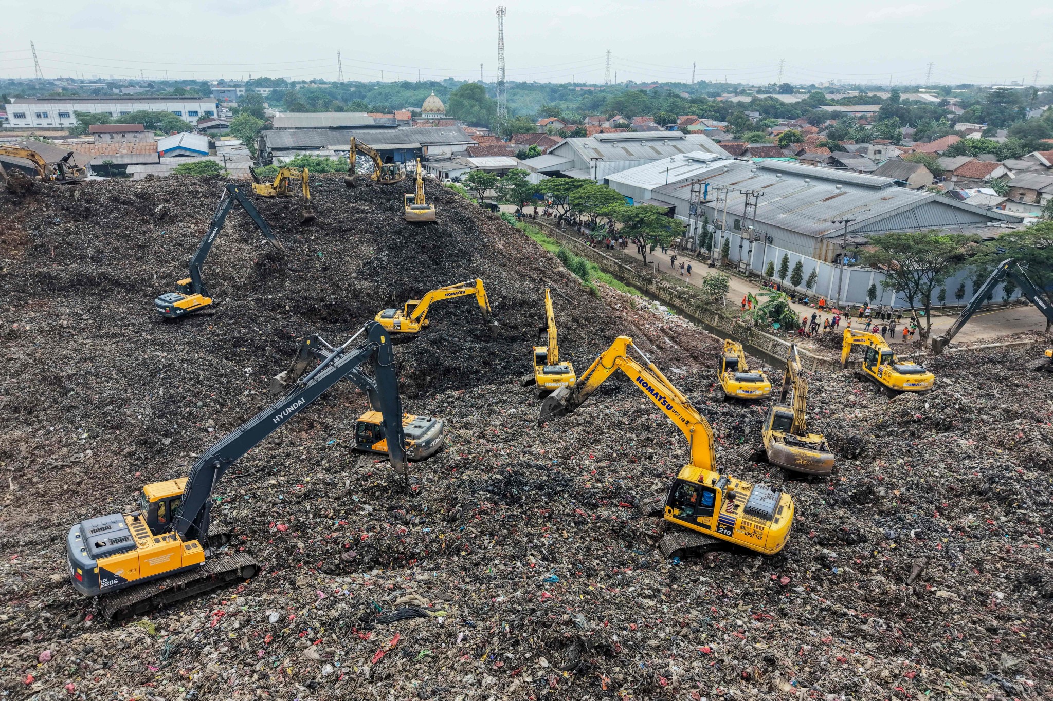 INDONESIA-LANDSLIDE-WASTE