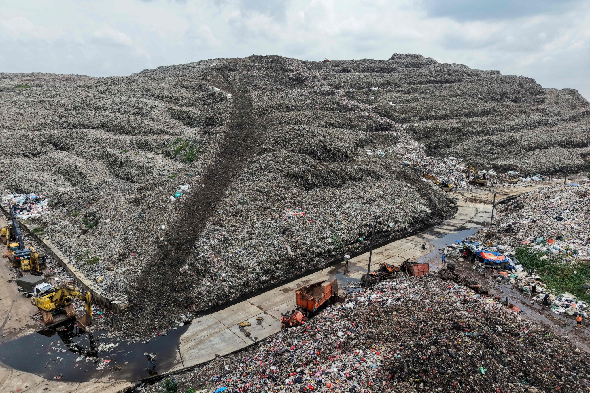 INDONESIA-LANDSLIDE-WASTE