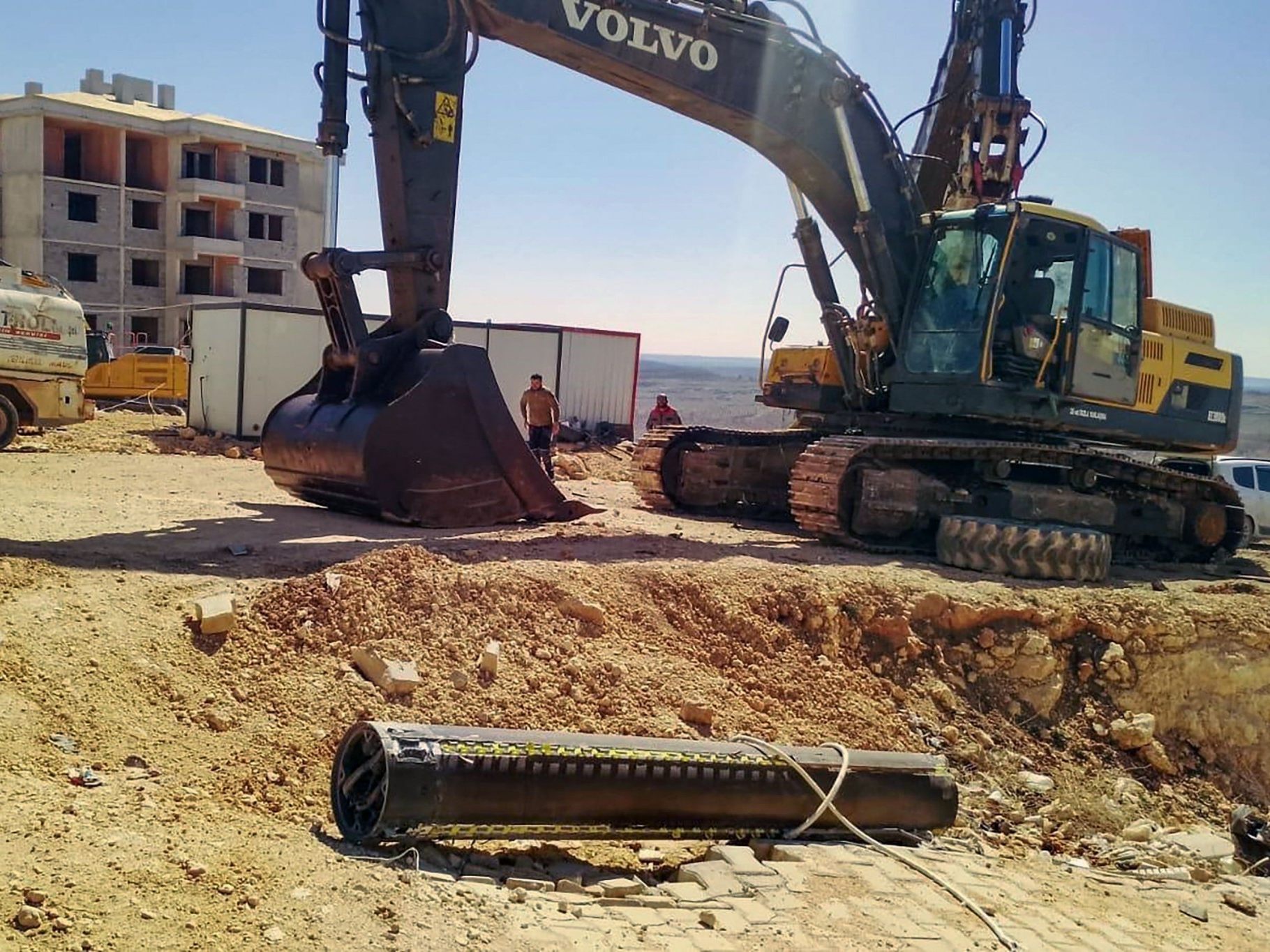 Dieses am 9. März 2026 aufgenommene und von der türkischen Nachrichtenagentur DHA (Demirören News Agency) veröffentlichte Handout-Foto zeigt Teile einer zweiten iranischen ballistischen Rakete, die von der NATO im türkischen Luftraum zerstört wurde.