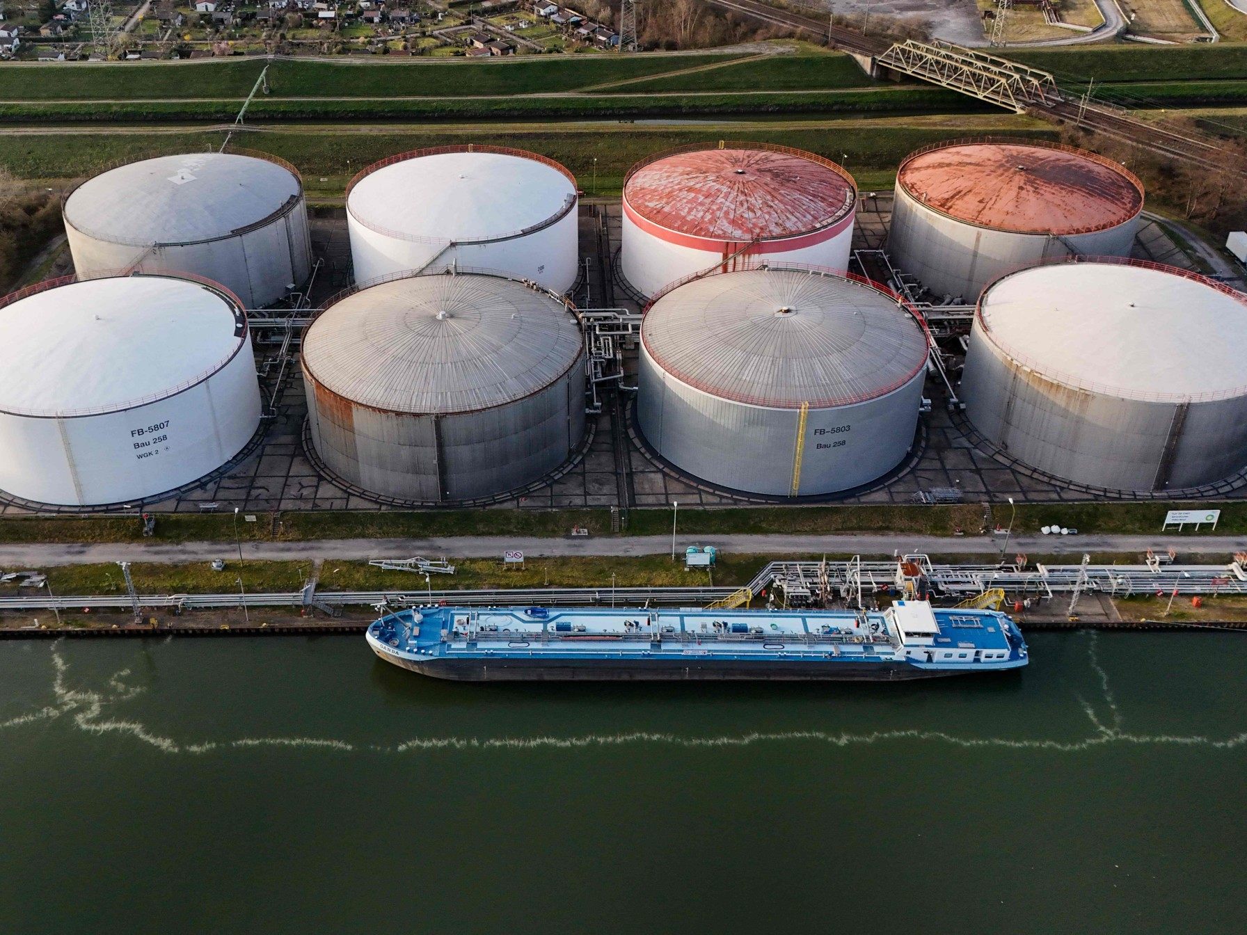 Bombardierungen von Raffinerien und die Blockade der Straße von Hormuz verschärfen die Lage am Energiemarkt.