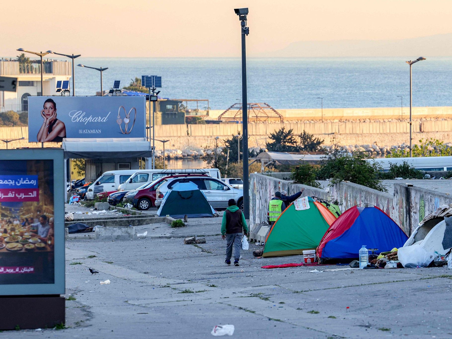 Die humanitäre Lage im Nahen Osten verschärft sich dramatisch. Laut Rotem Kreuz sind allein im Libanon über 700.000 Menschen auf der Flucht.