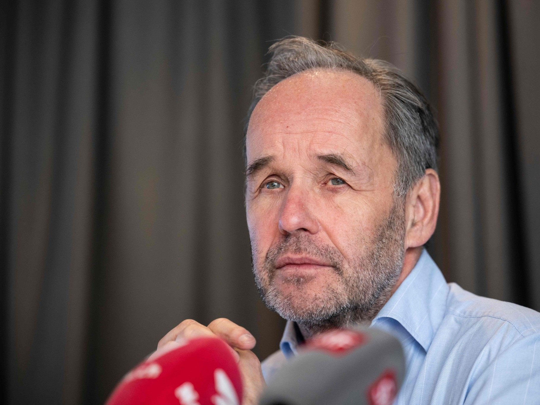 Norbert Patt, CEO der Titlis Bergbahnen bei der Pressekonferenz in Engelberg (Schweiz), nachdem eine Gondel aus dem Seil gelöst wurde und abgestürzt ist.