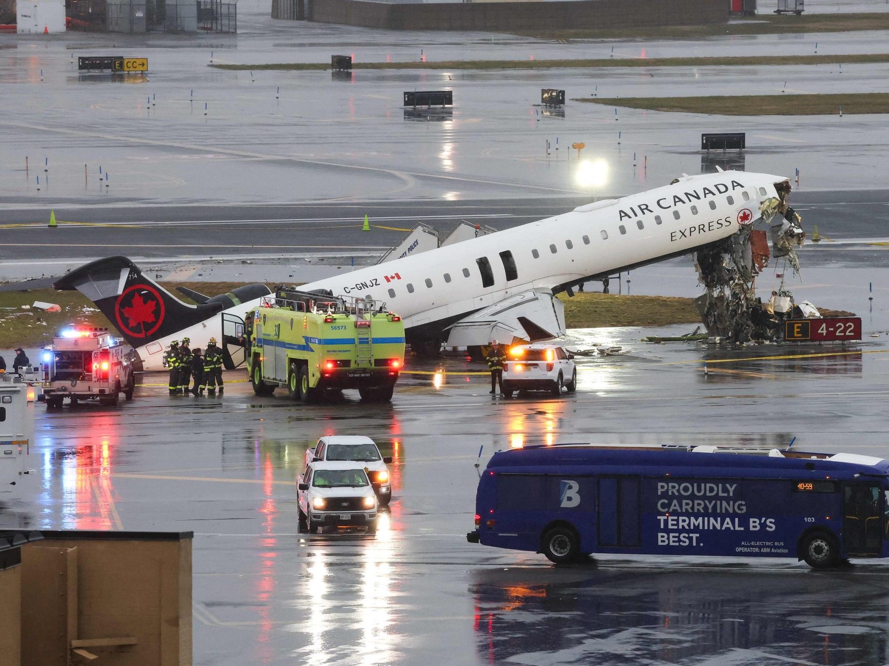 100 Meter aus Flugzeug geschleudert: Flugbegleiterin überlebt Crash.