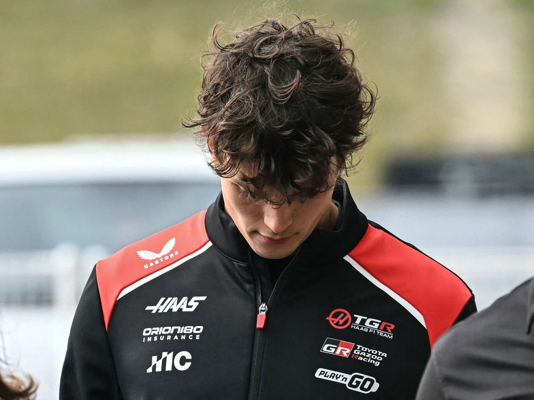 Bearman auf dem Weg vom Medical-Center zurück ins Paddock.