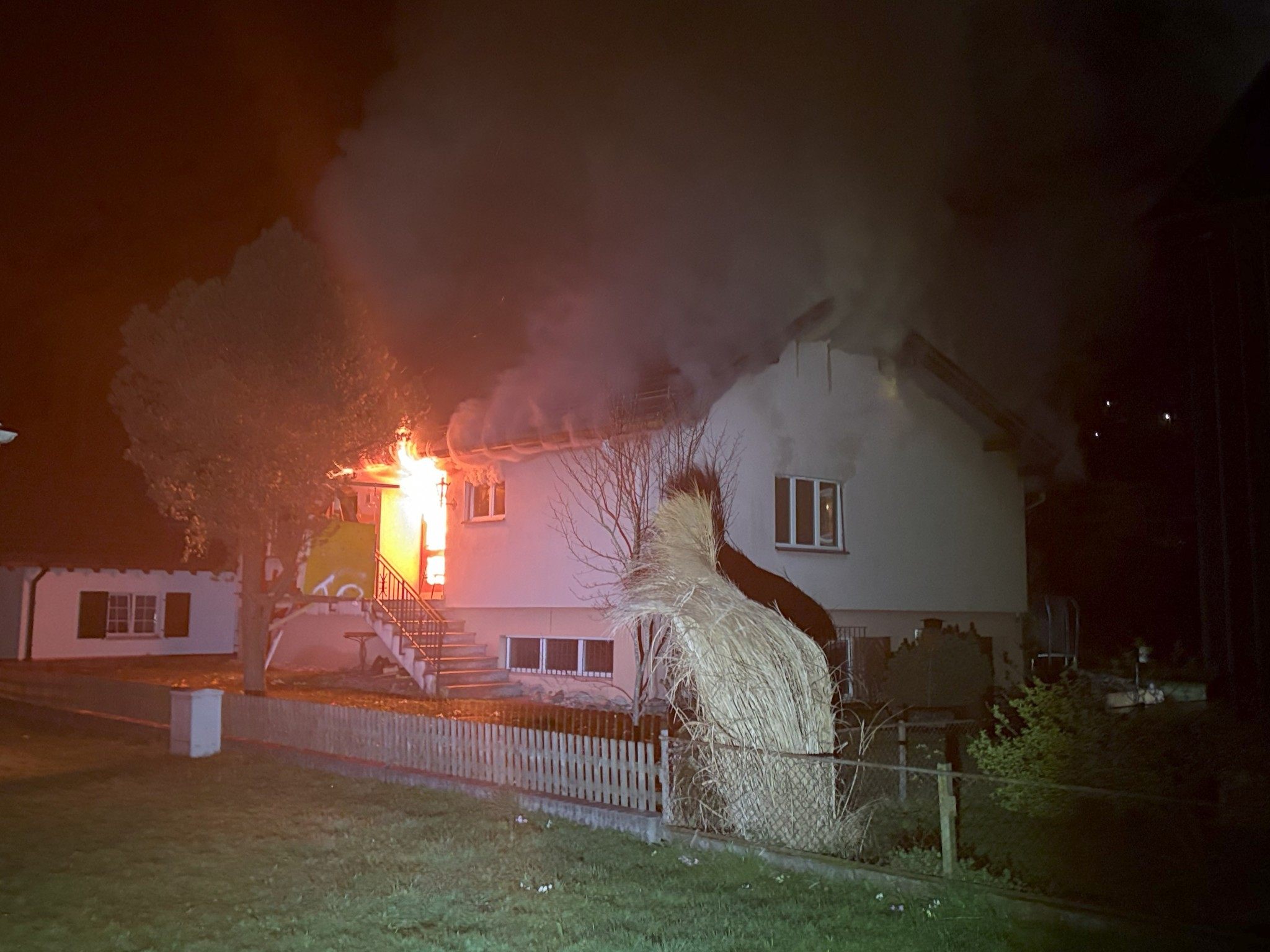 Ein Einfamilienhaus in Buchs (SG) ist in der Nacht auf Sonntag in Brand geraten.