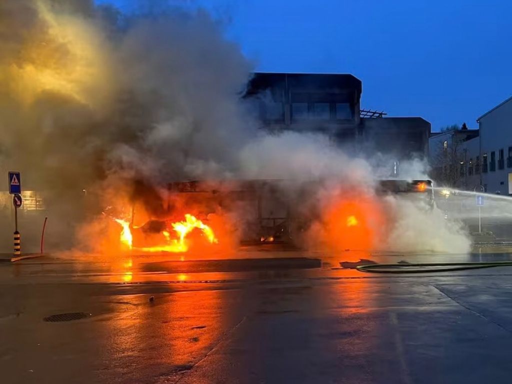 Ein Linienbus geriet am Dienstagabend in Kerzers FR innerhalb weniger Sekunden in Vollbrand.