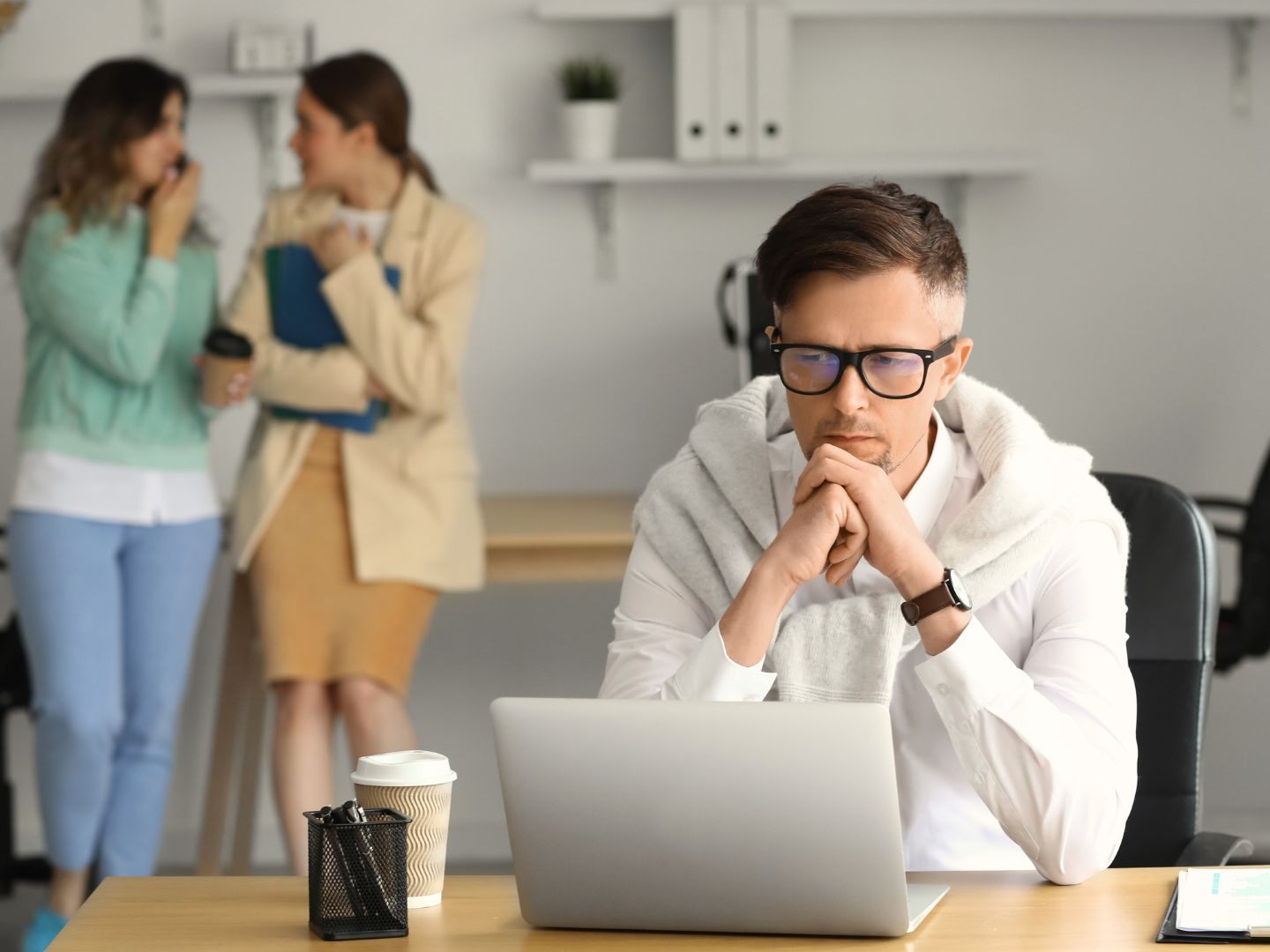 Lästern im Büro? Hat mehr Vorteile als gedacht
