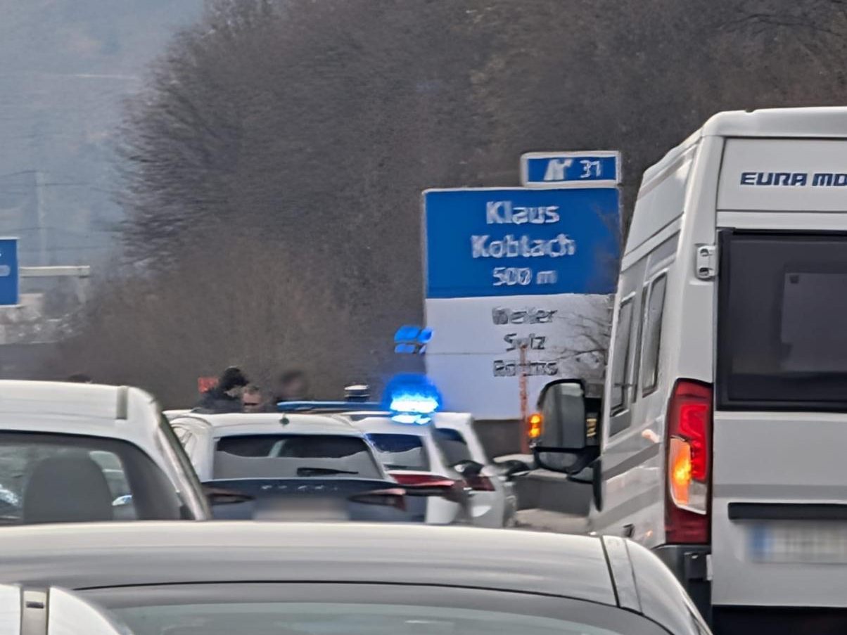 Die Polizei konnte den flüchtigen Pkw-Lenker nach mehreren missachteten Anhalteversuchen auf der A14 bei der Abfahrt Klaus stoppen und festnehmen.